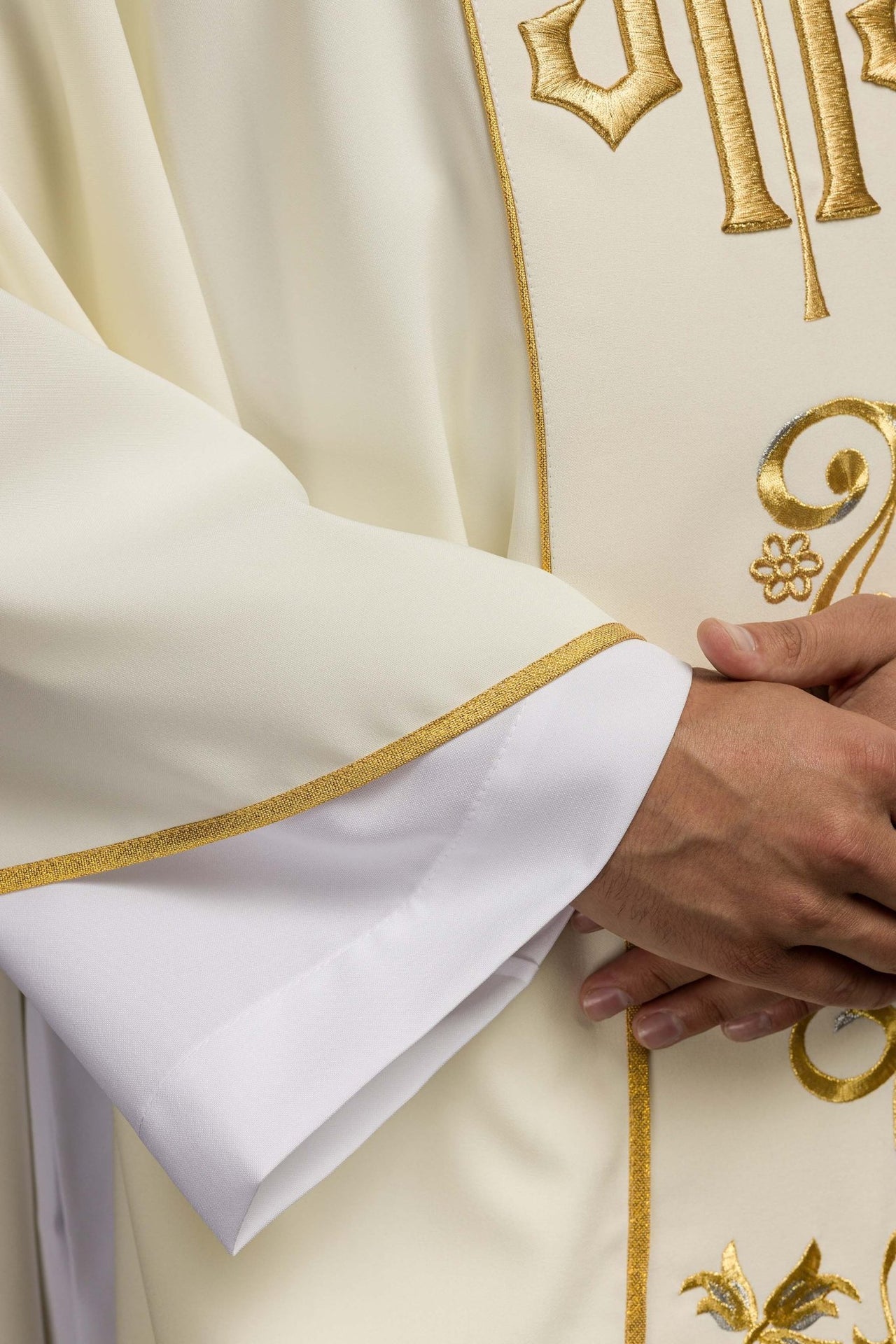 Zdobiony Ornat IHS w kolorze ecru