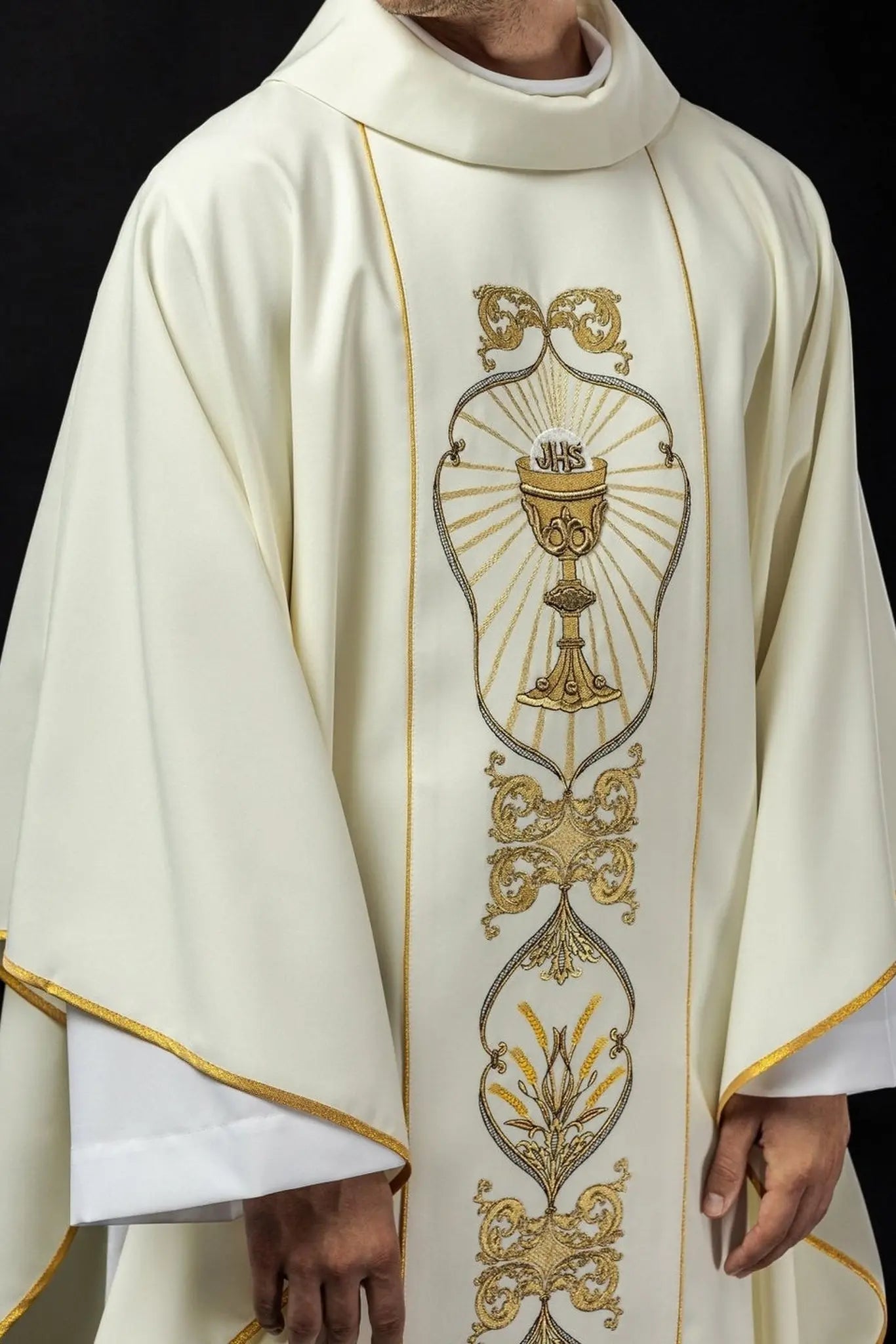 Chasuble décorée IHS en écru