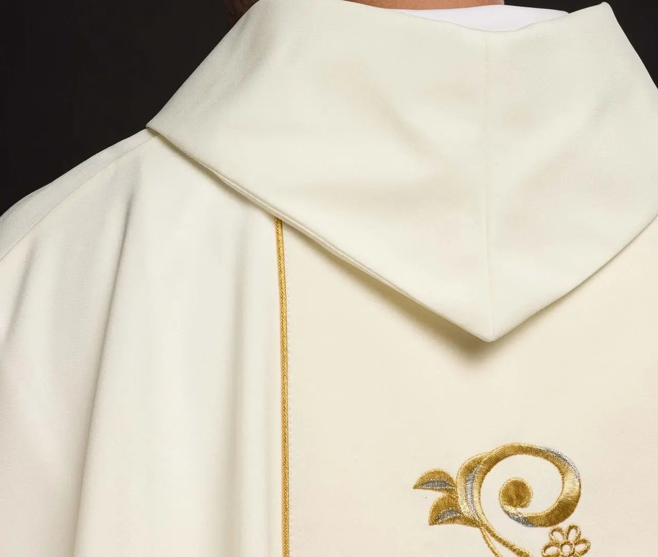 Chasuble décorée IHS en écru