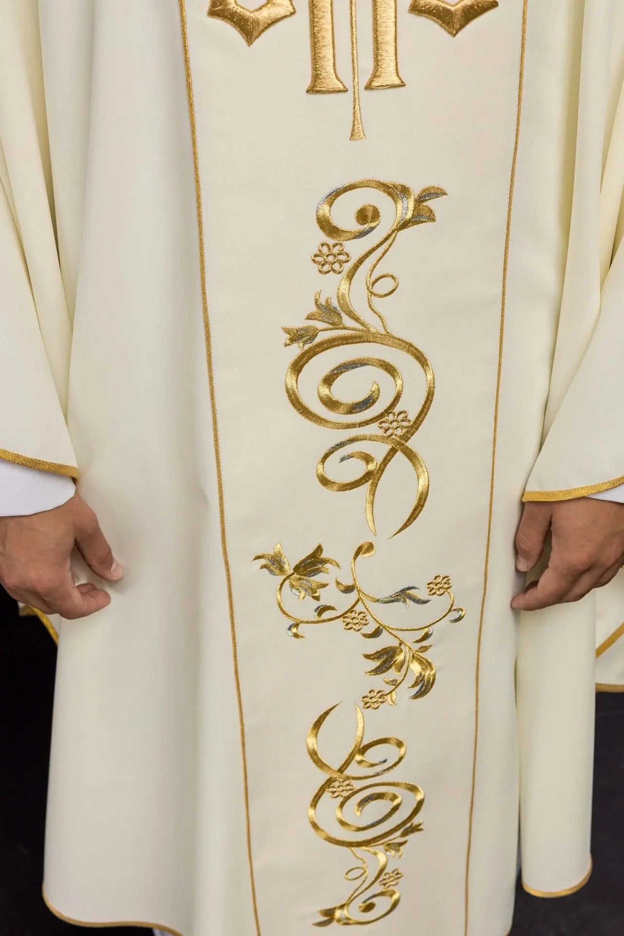 Chasuble décorée IHS en écru