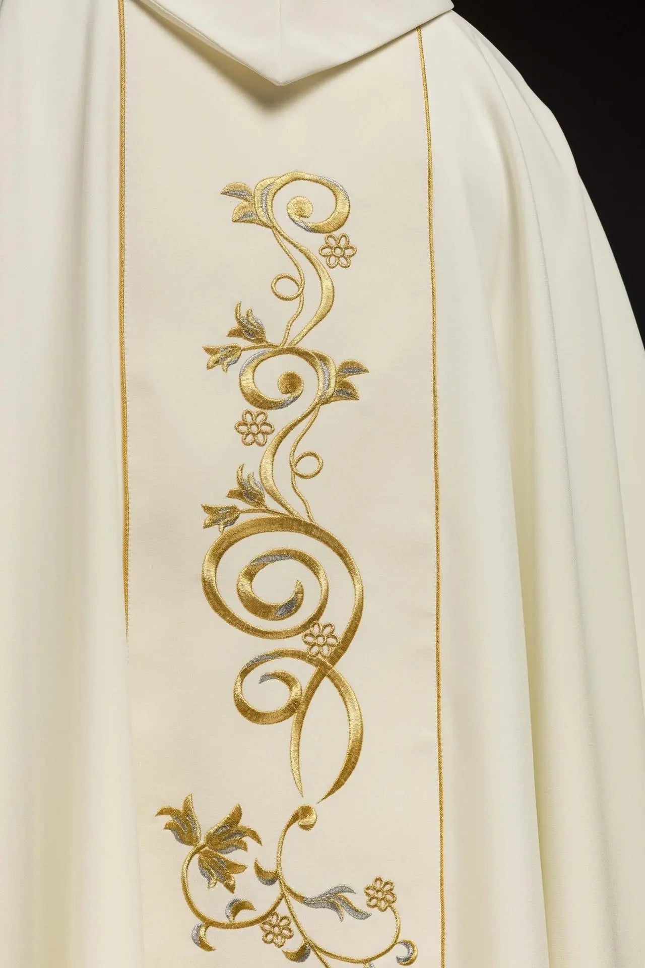 Chasuble décorée IHS en écru