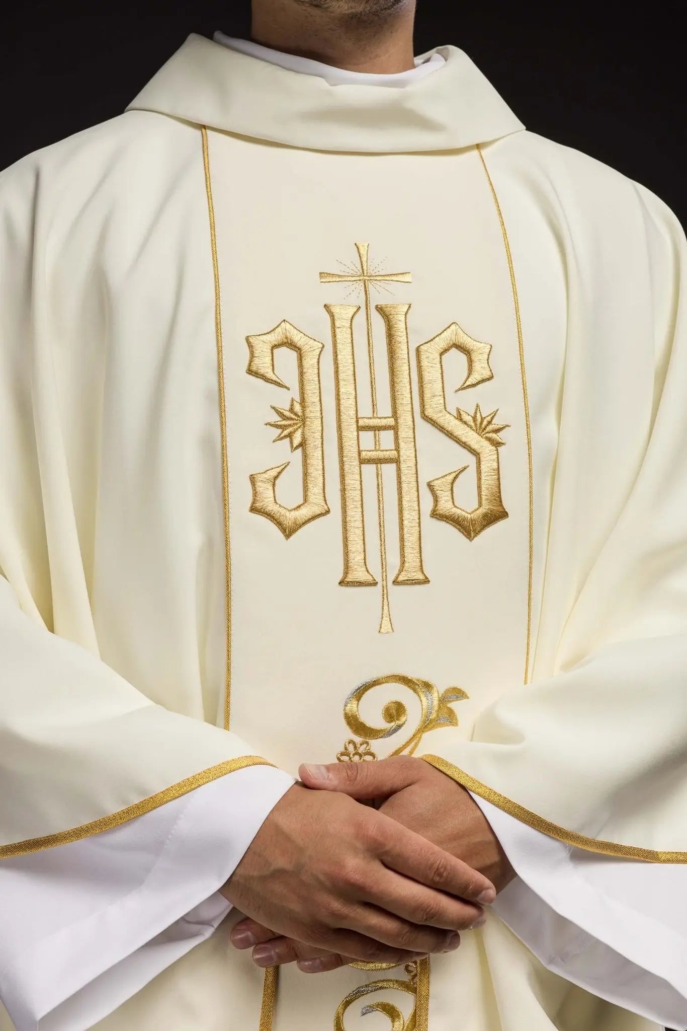 Chasuble décorée IHS en écru