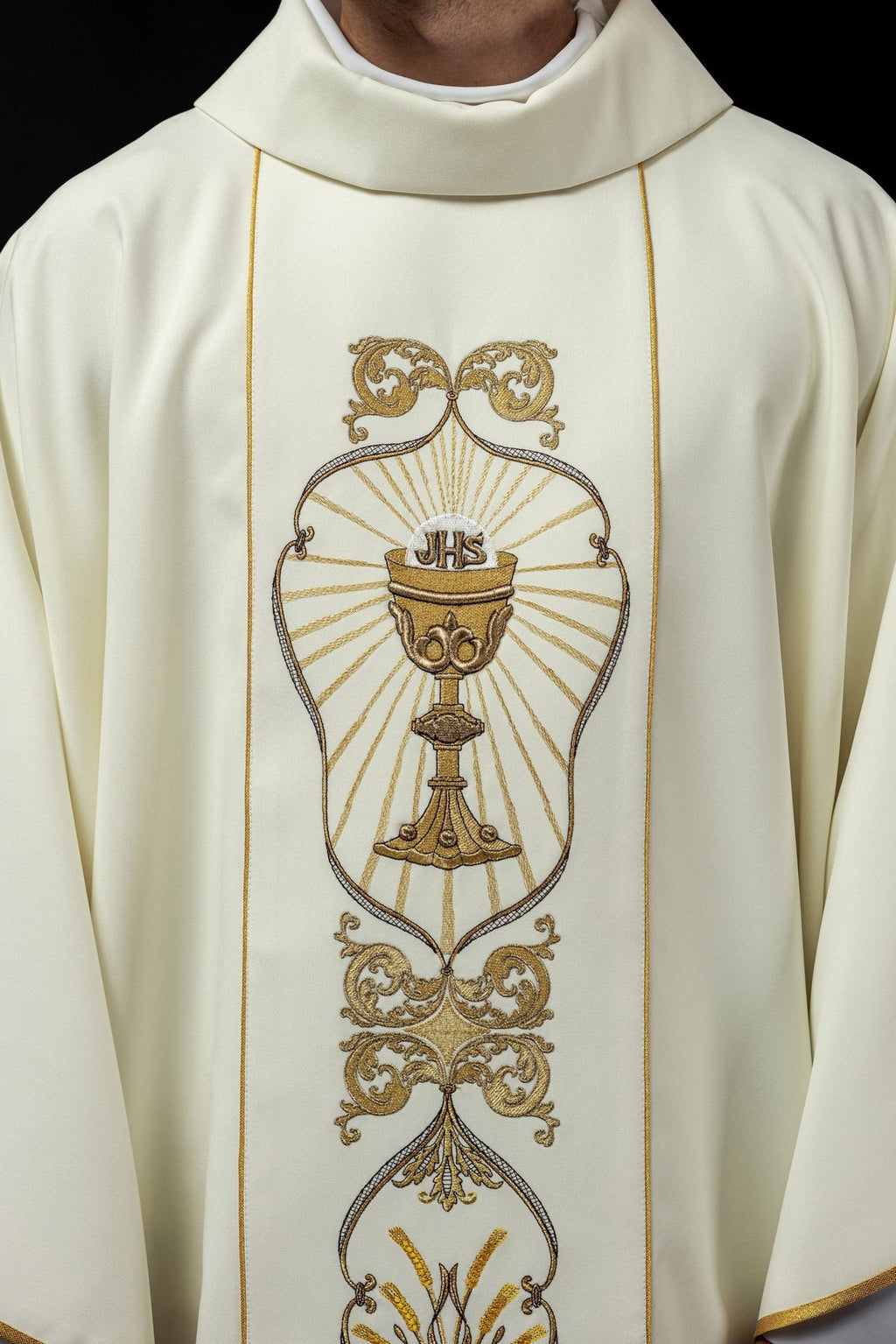 Zdobiony Ornat IHS w kolorze ecru