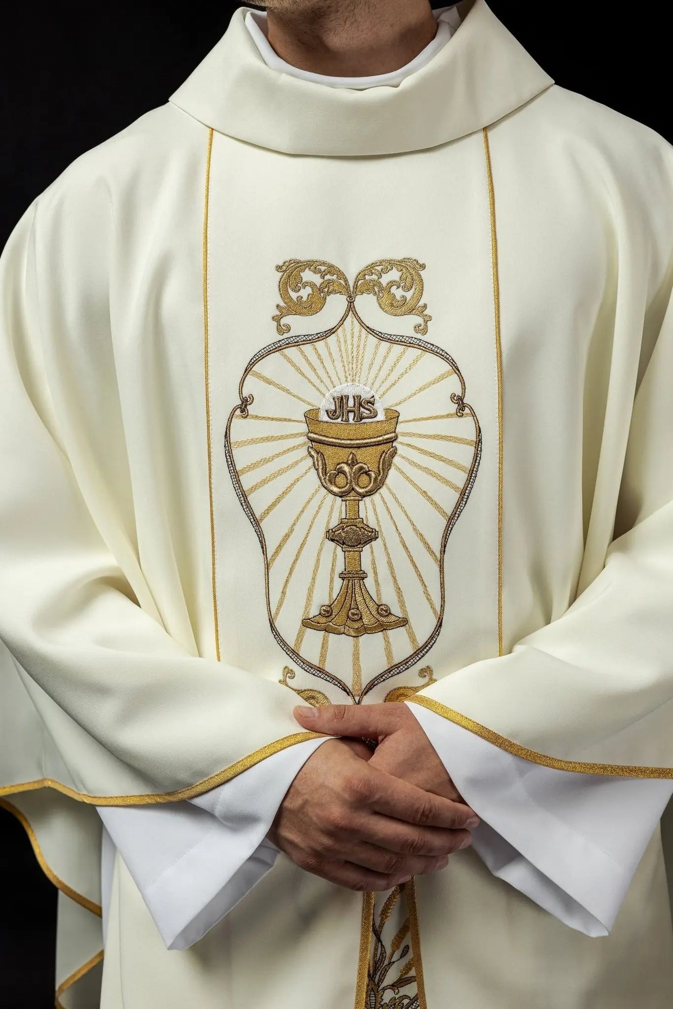 Chasuble décorée IHS en écru