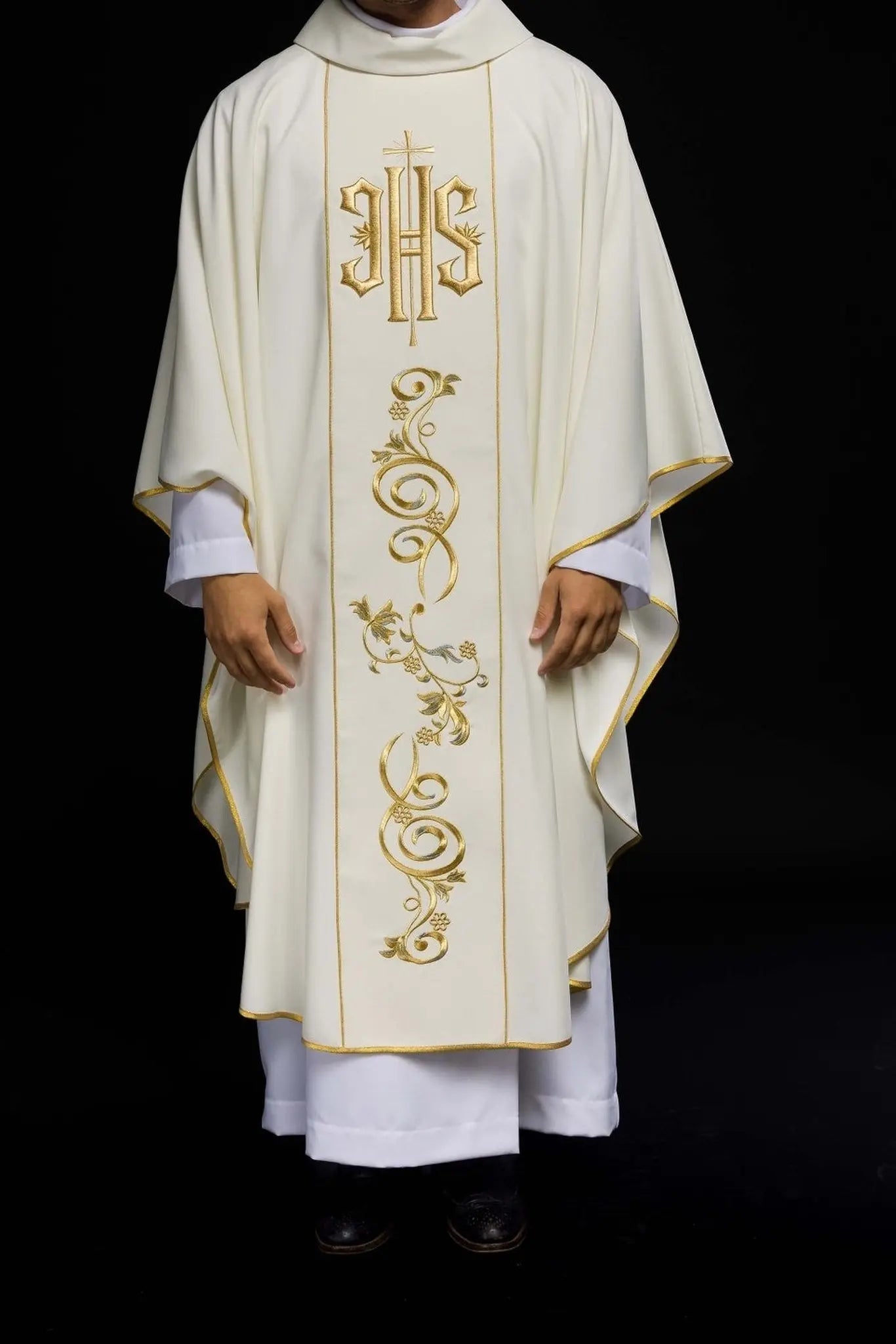 Chasuble décorée IHS en écru