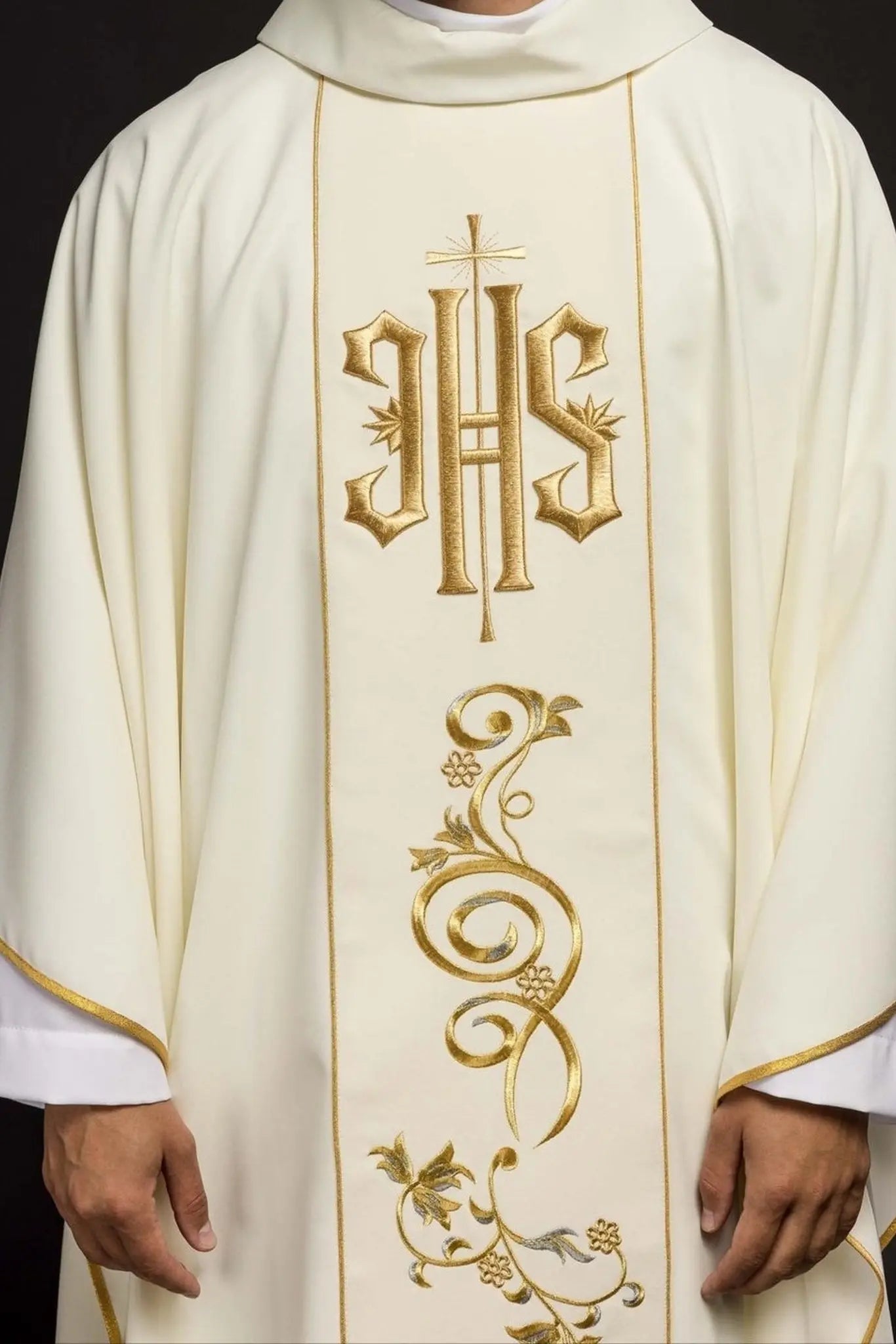 Chasuble décorée IHS en écru