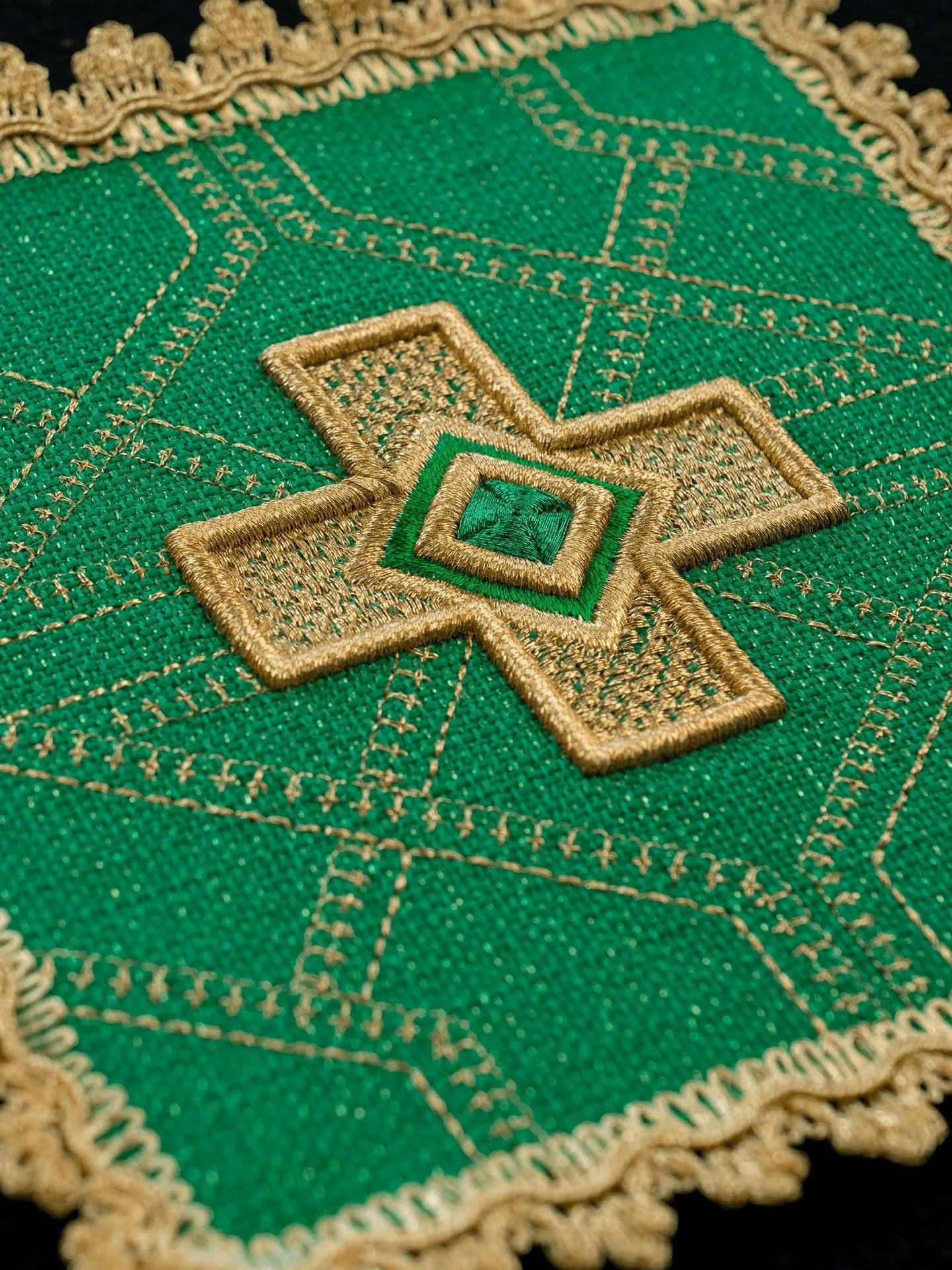 Ensemble de quatre piquets avec broderie dorée