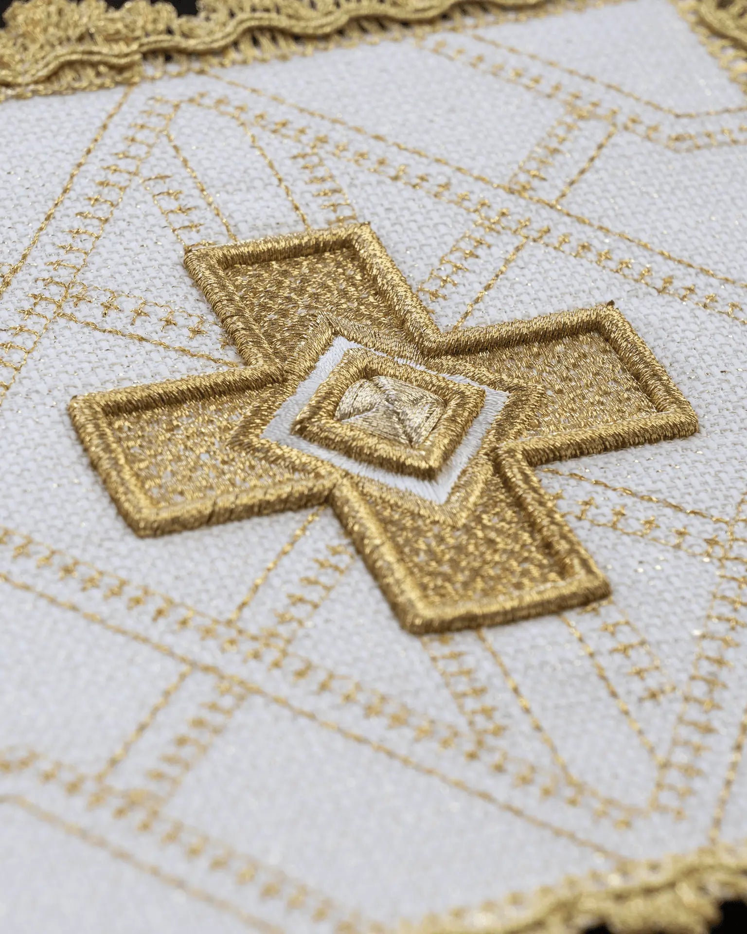 Ensemble de quatre piquets avec broderie dorée