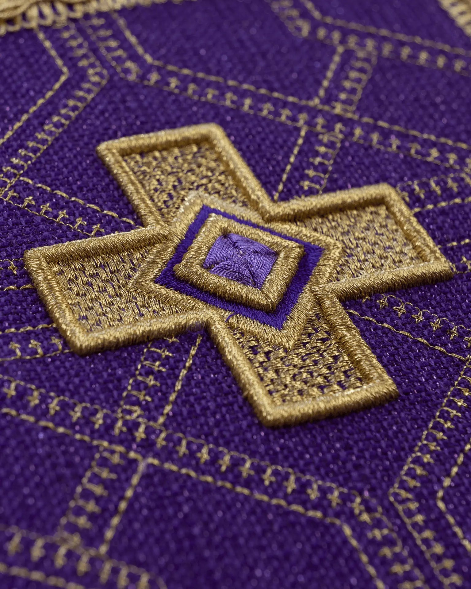 Ensemble de quatre piquets avec broderie dorée