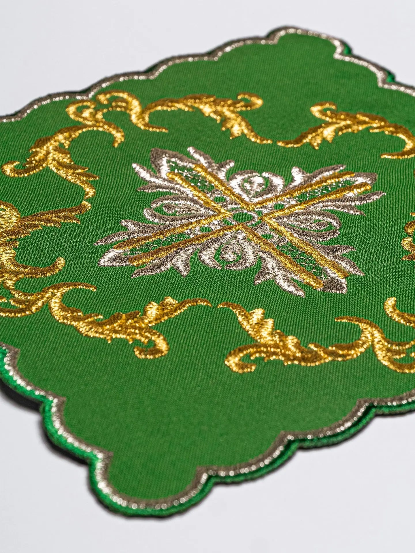 Lin de calice vert brodé d'une croix