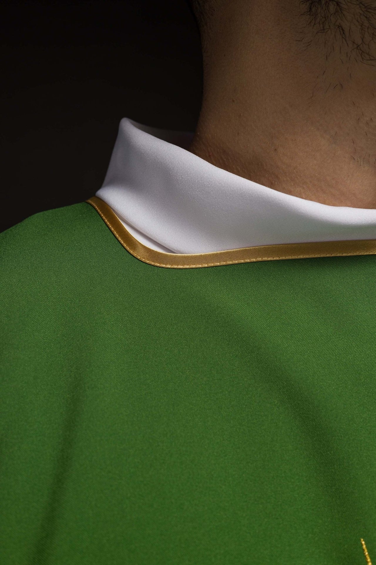 Zielona Dalmatyka z haftowanym złotym krzyżem