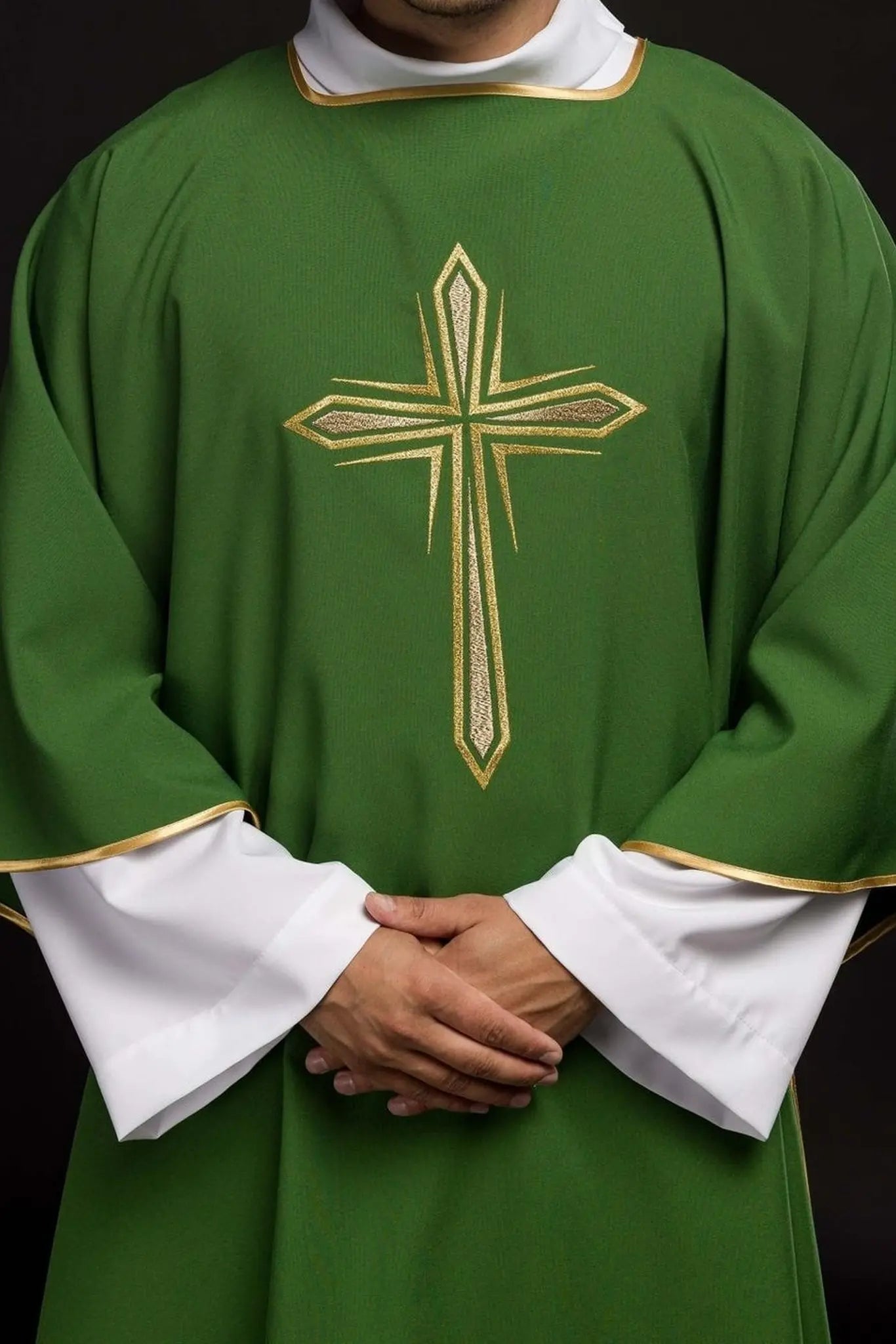 Dalmatique verte avec croix dorée brodée