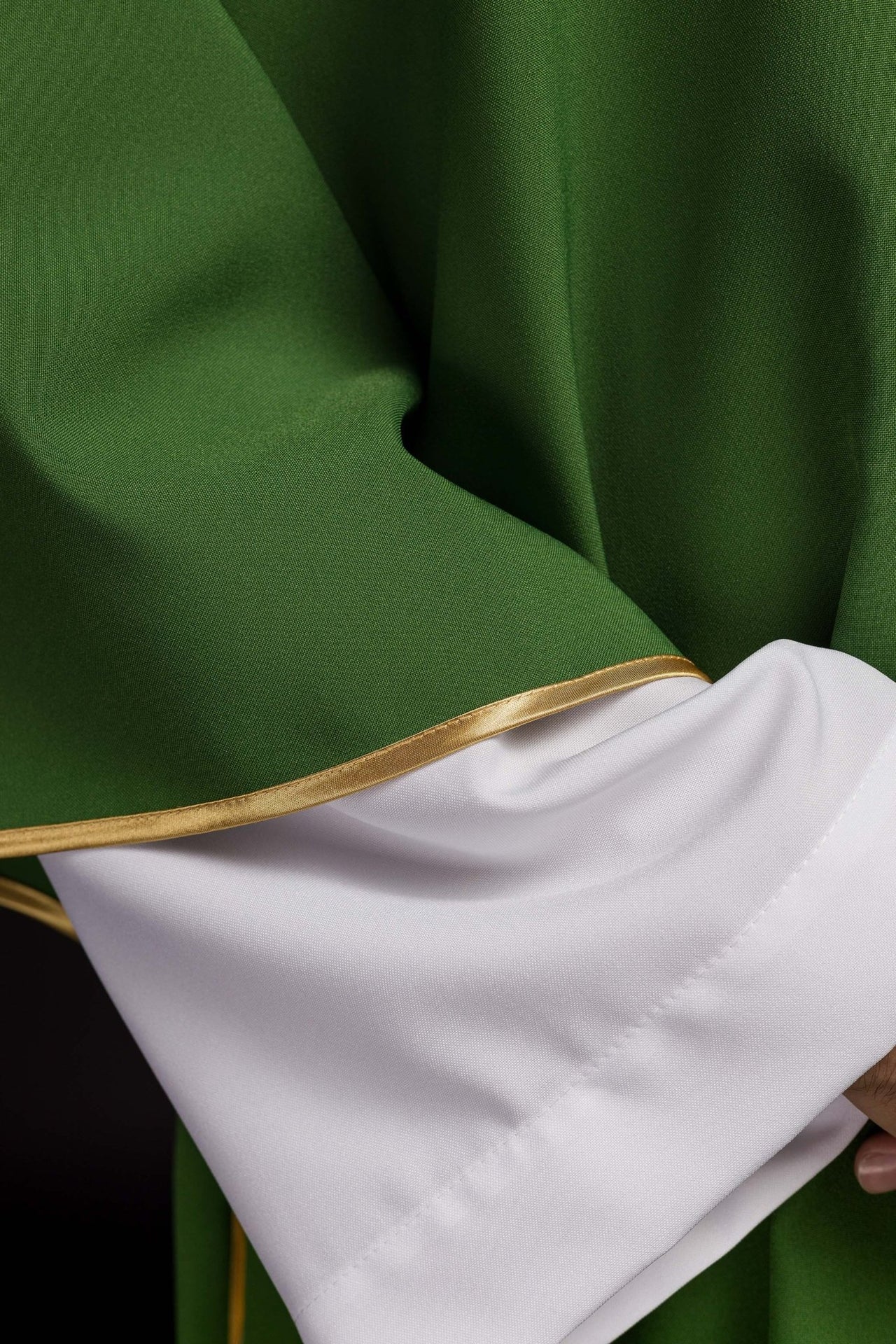 Zielona Dalmatyka z haftowanym złotym krzyżem