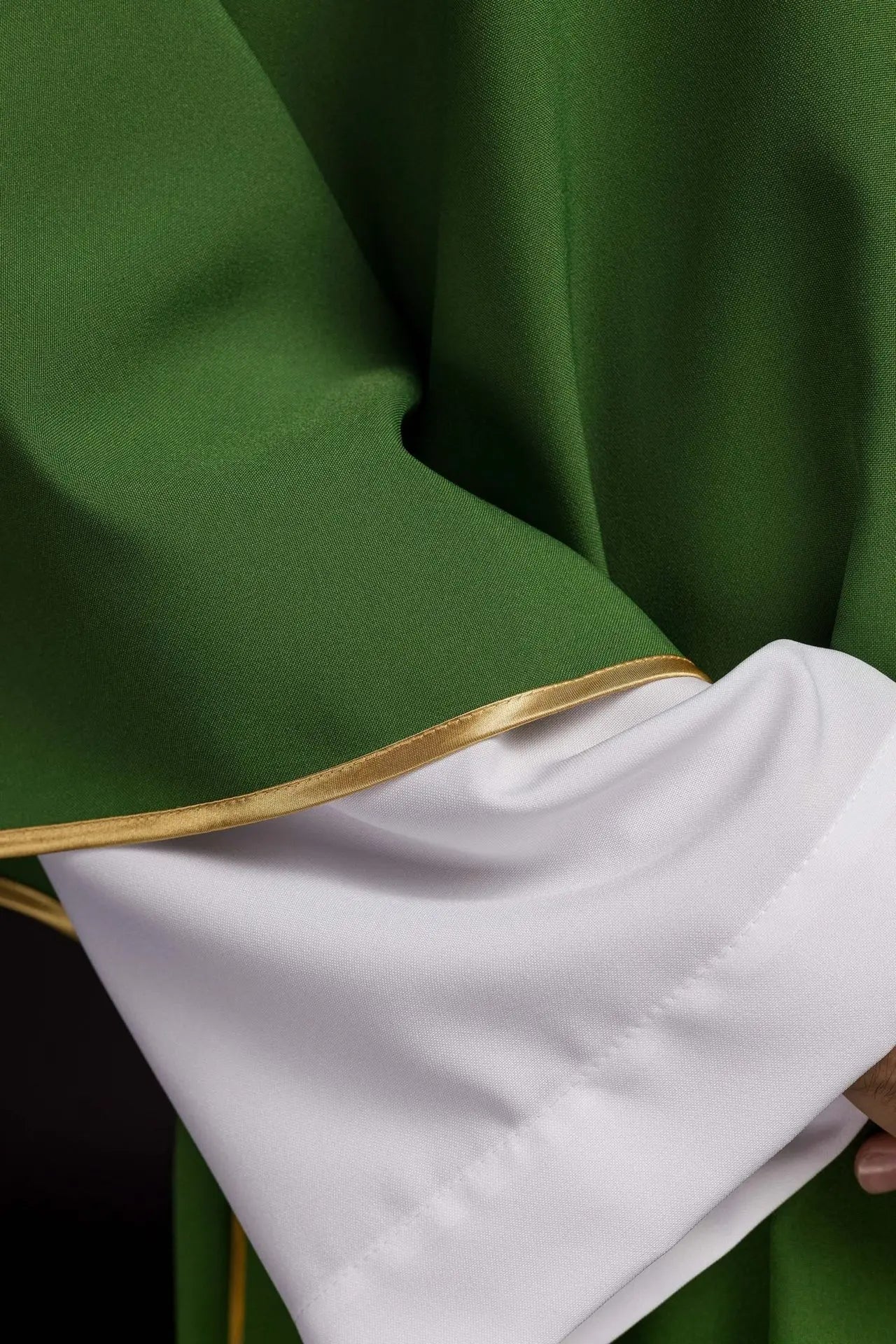 Dalmatique verte avec croix dorée brodée