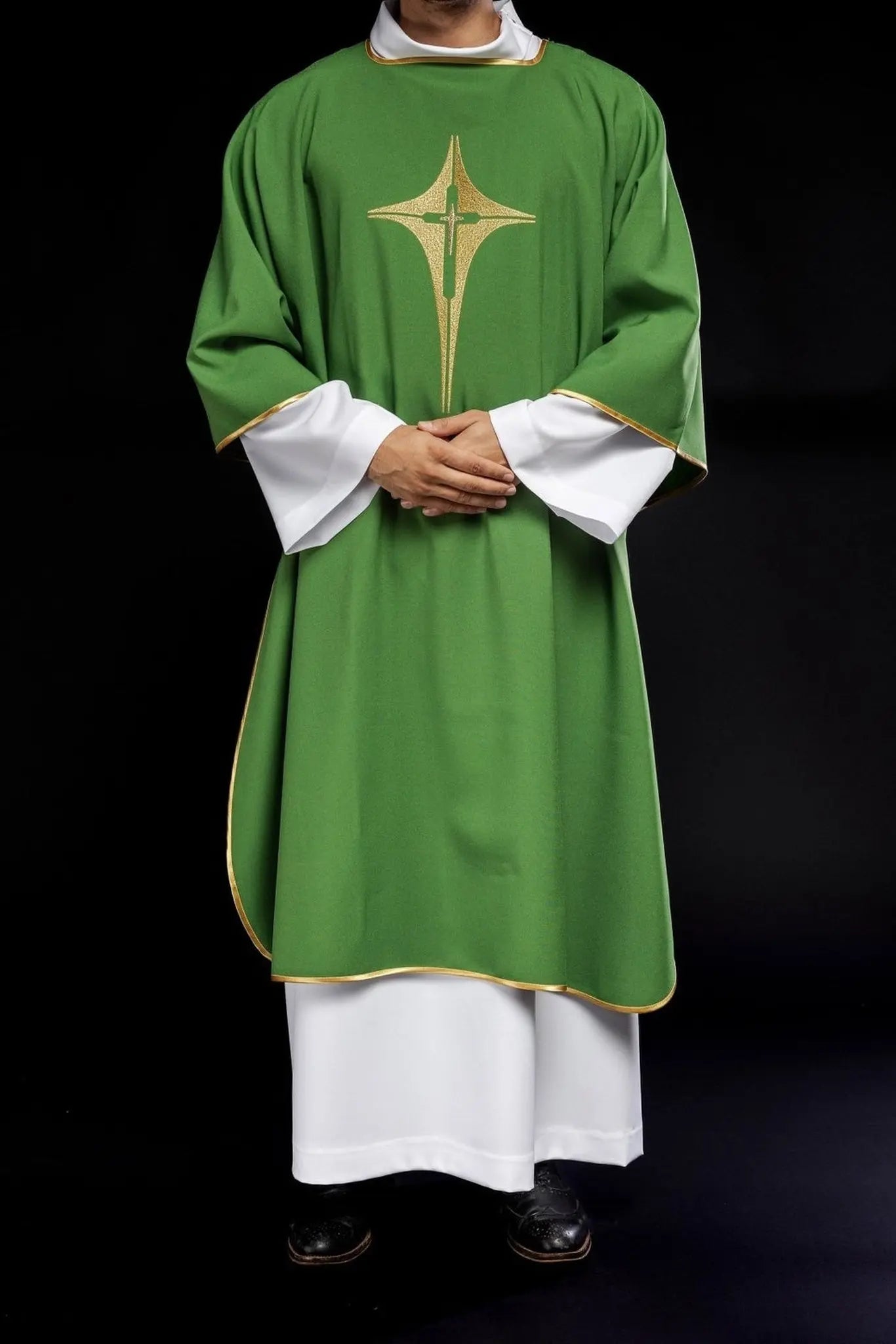 Dalmatique verte avec croix dorée brodée