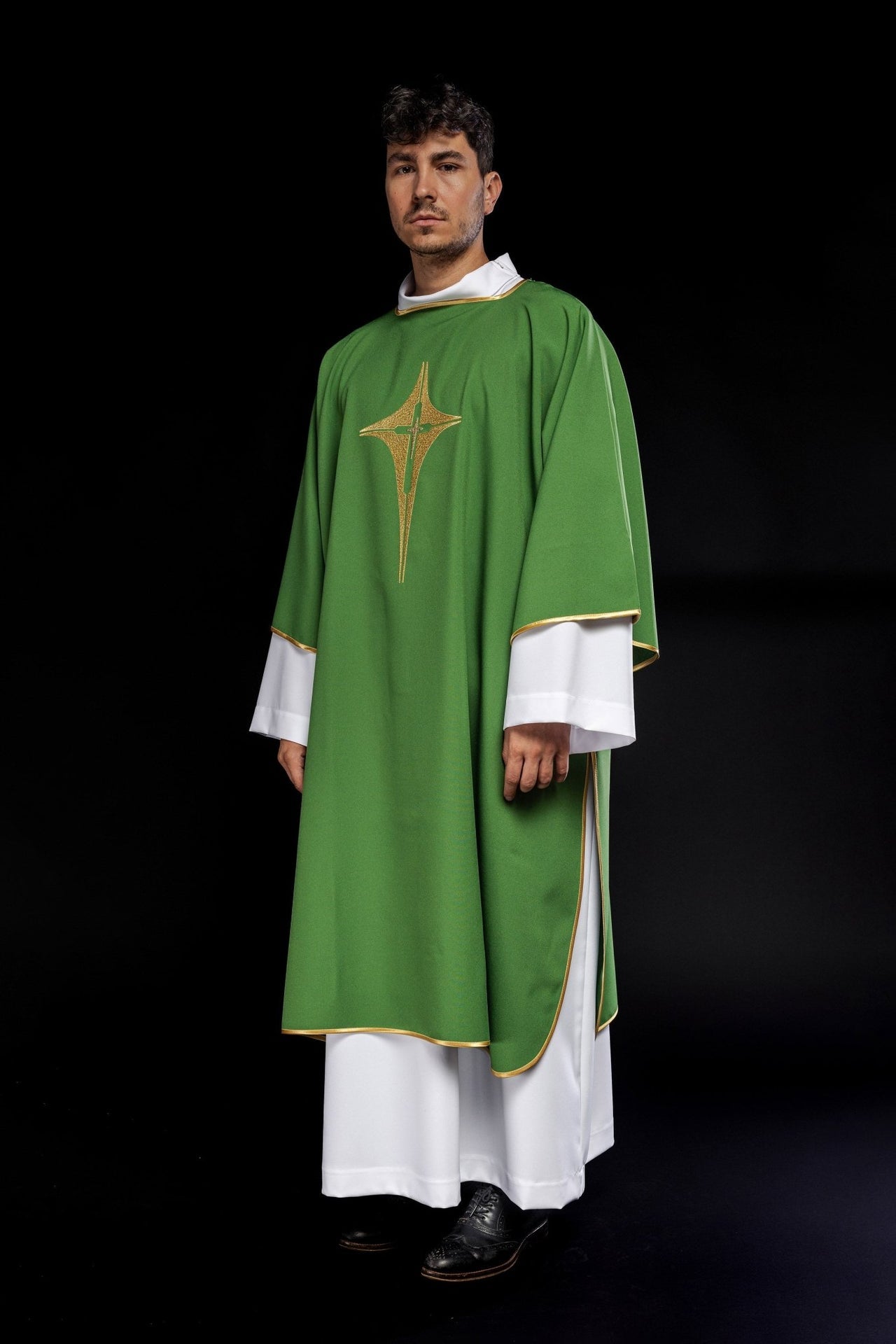 Zielona Dalmatyka z haftowanym złotym krzyżem