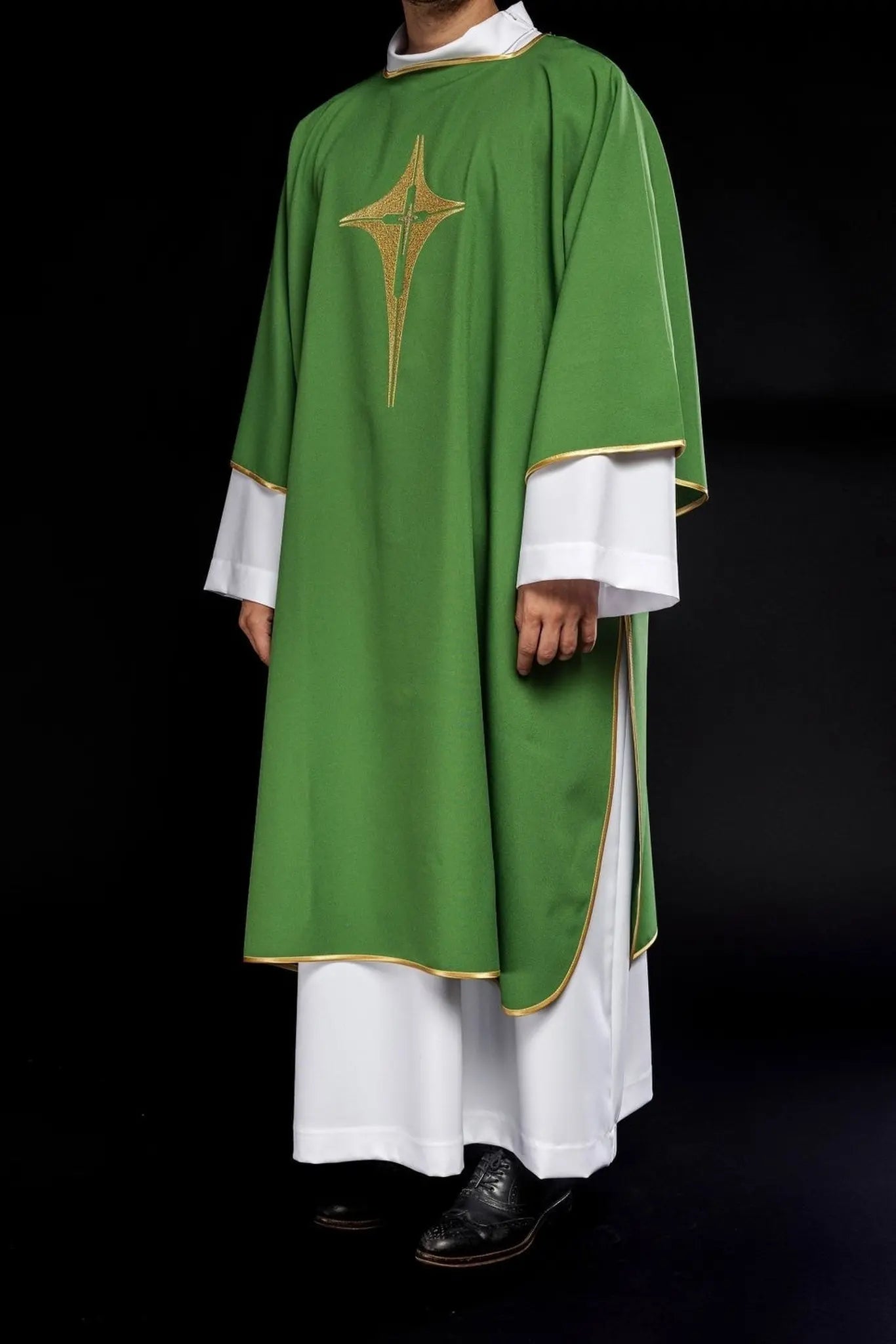 Dalmatique verte avec croix dorée brodée