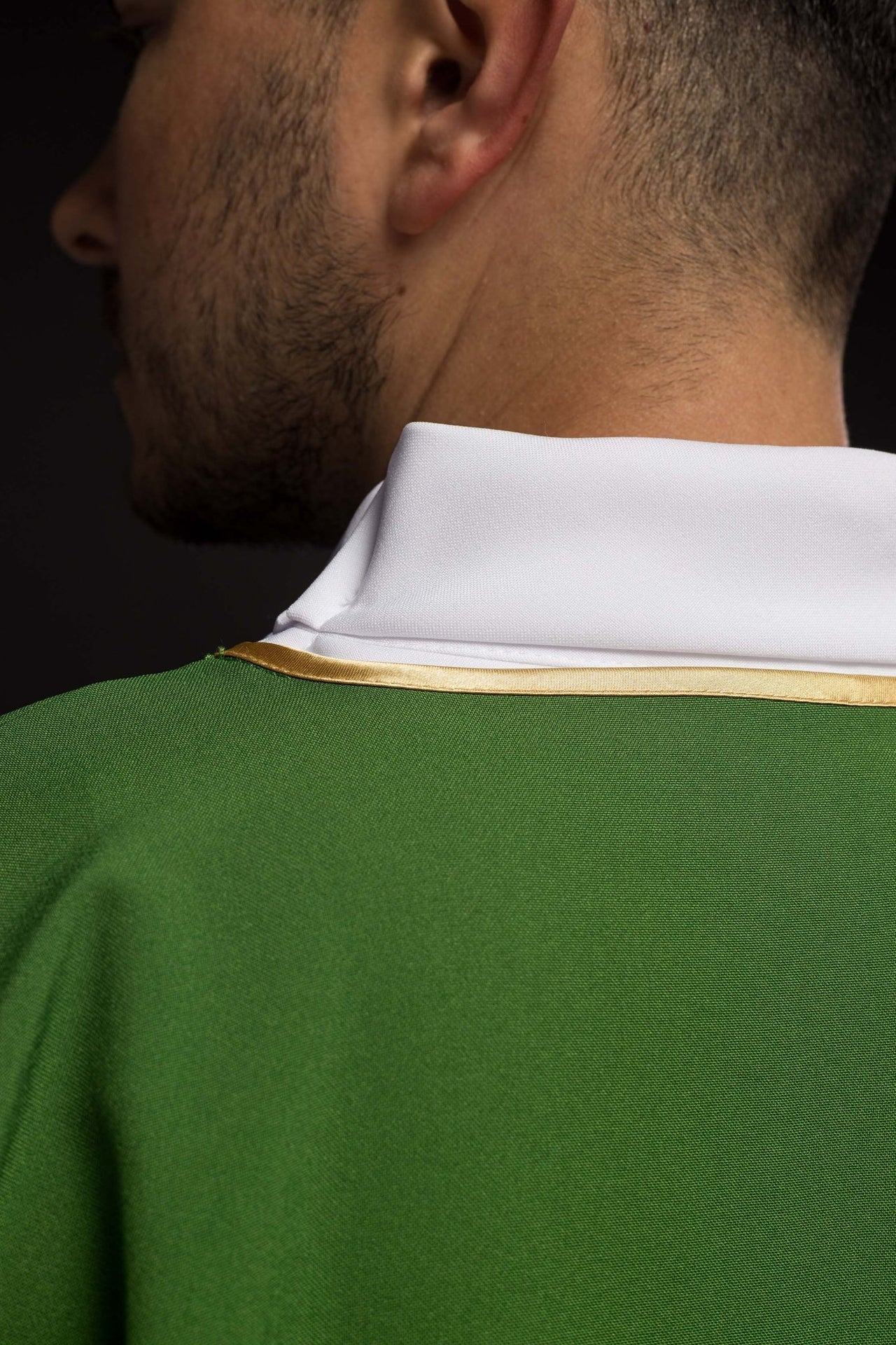 Zielona Dalmatyka z haftowanym złotym krzyżem