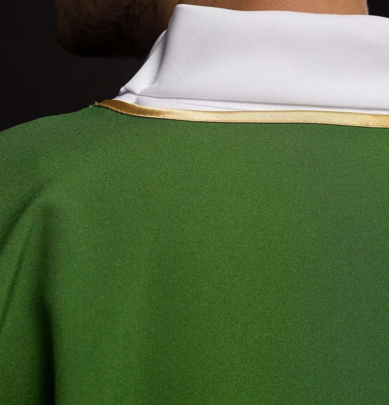 Dalmatique verte avec croix dorée brodée