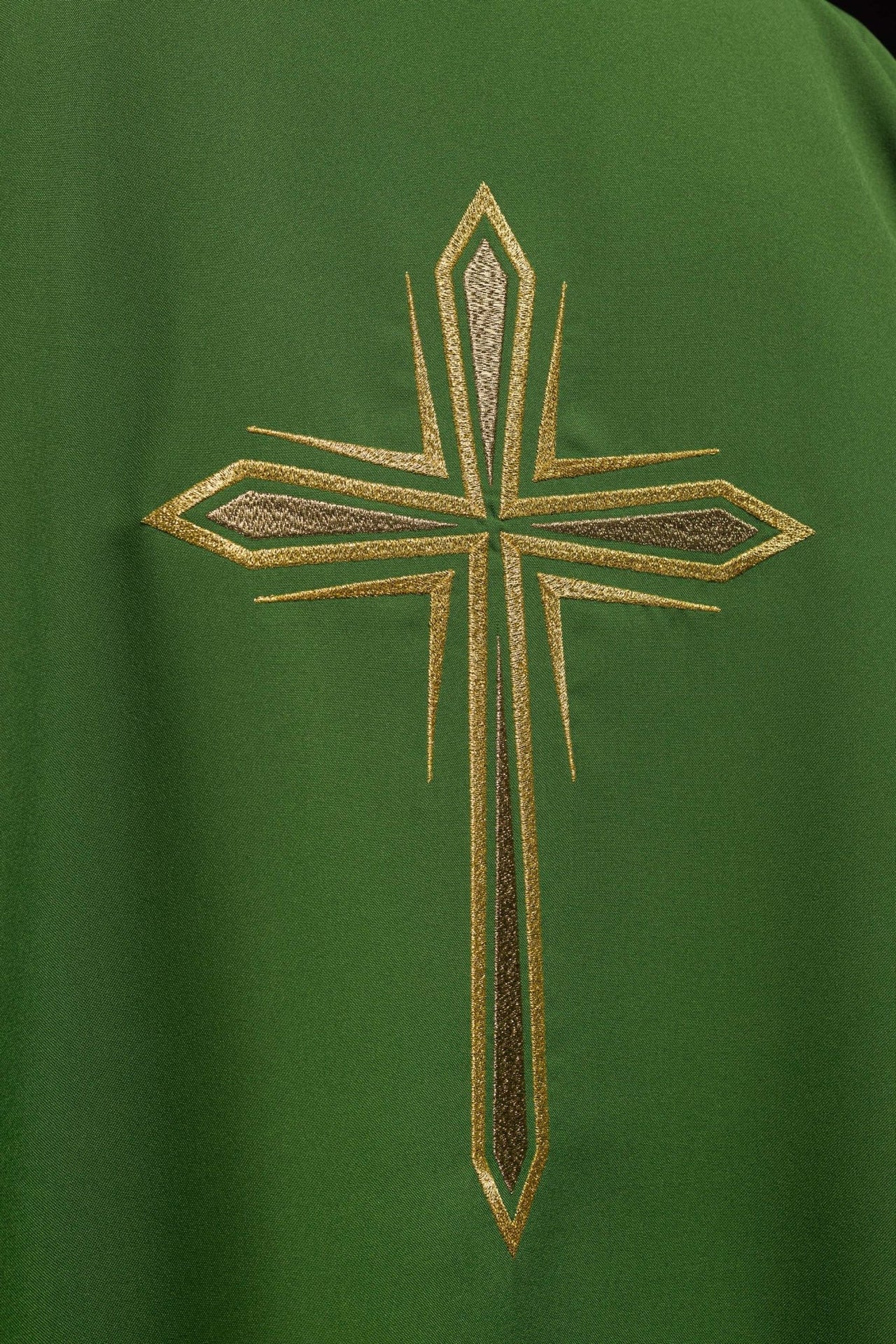 Zielona Dalmatyka z haftowanym złotym krzyżem