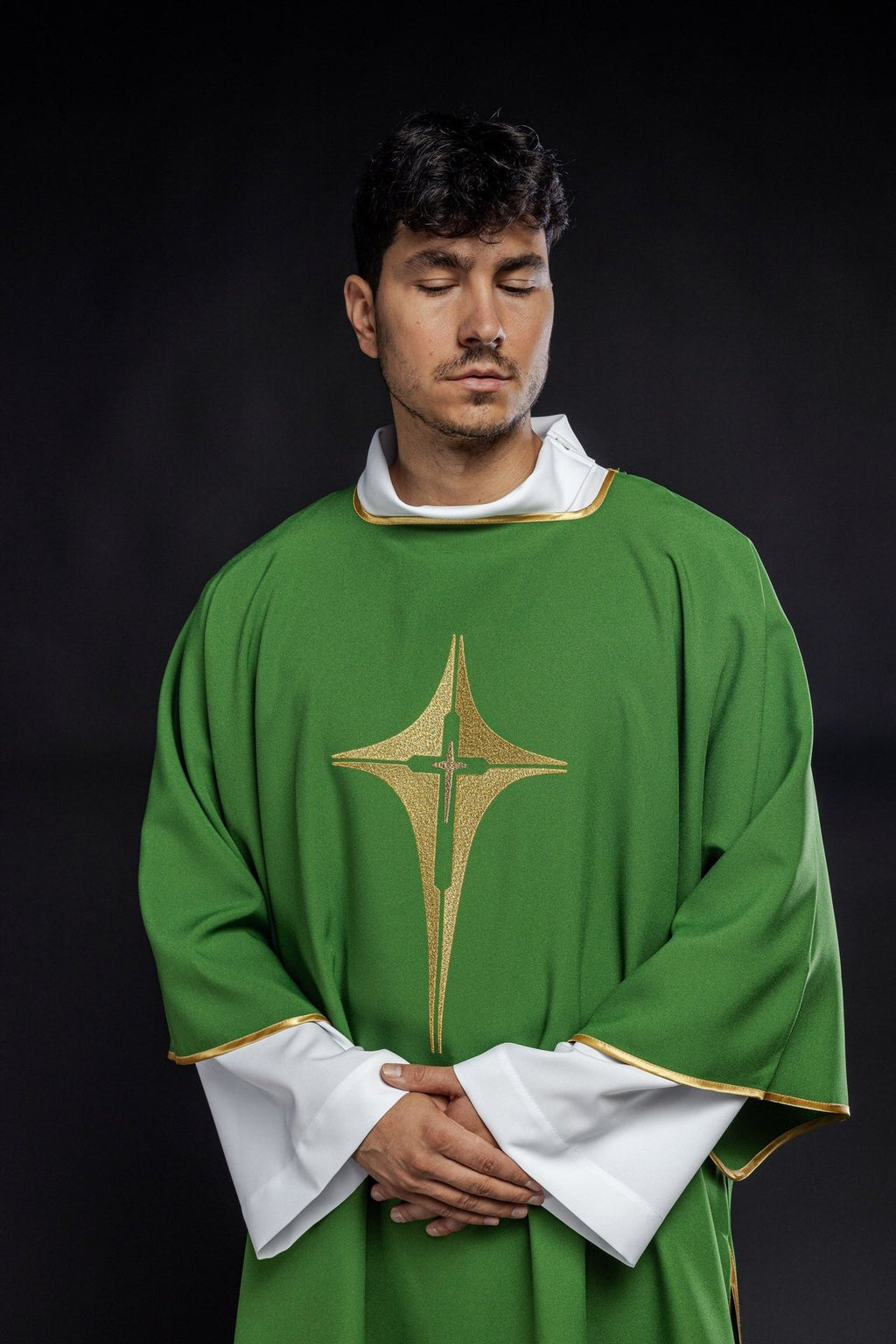 Zielona Dalmatyka z haftowanym złotym krzyżem