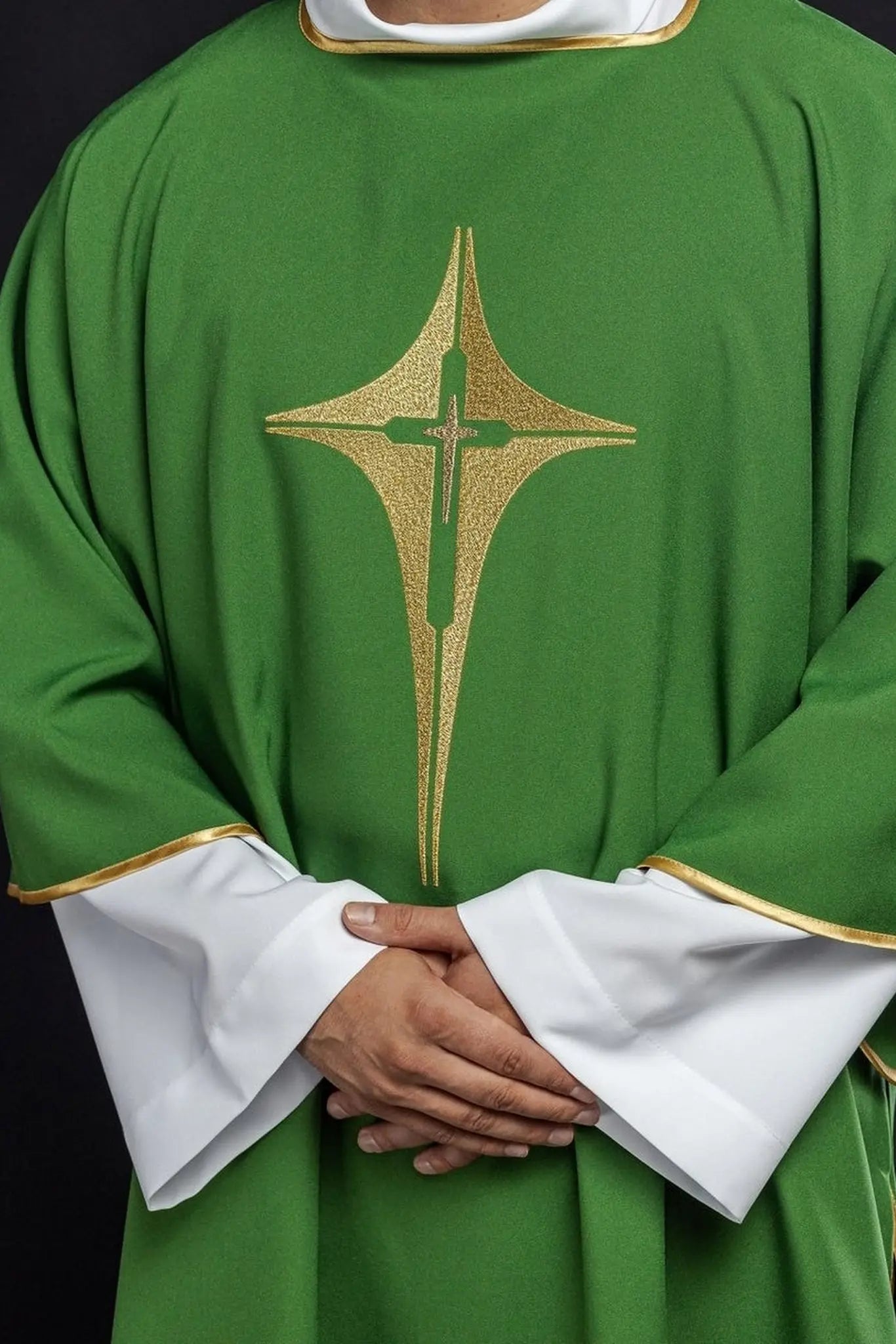 Dalmatique verte avec croix dorée brodée