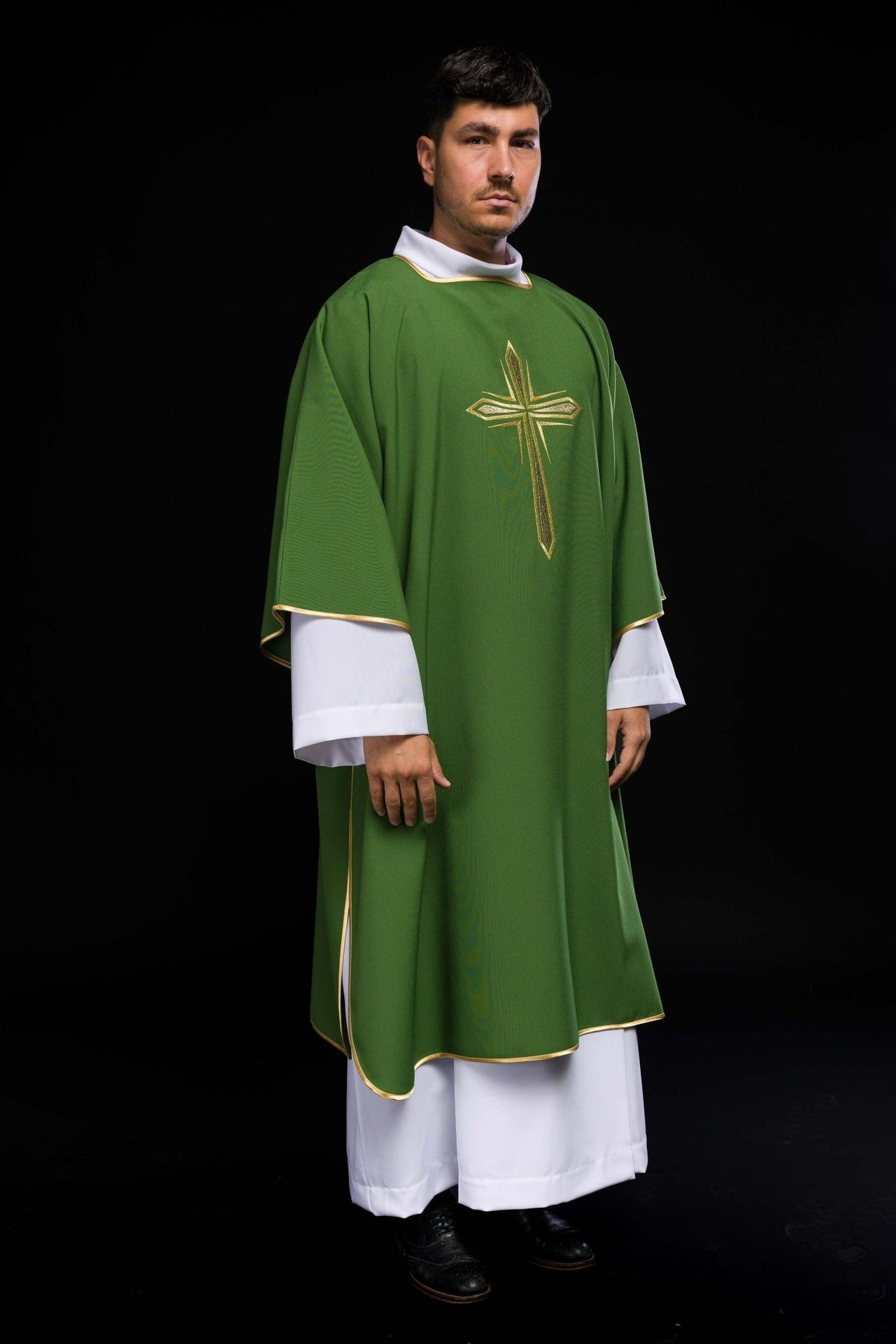 Zielona Dalmatyka z haftowanym złotym krzyżem