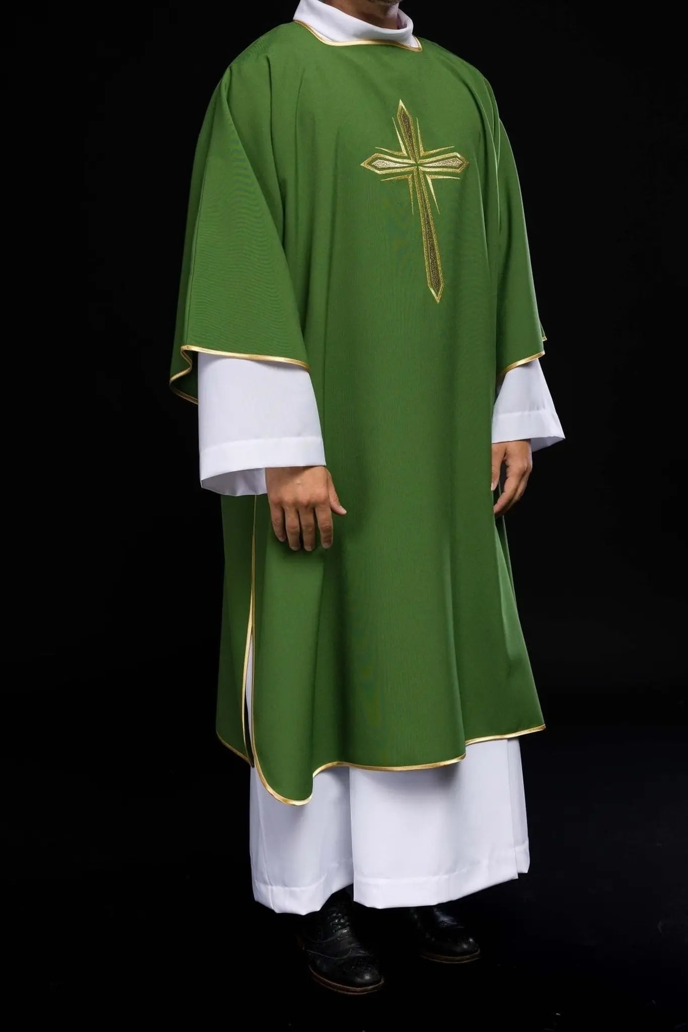 Dalmatique verte avec croix dorée brodée