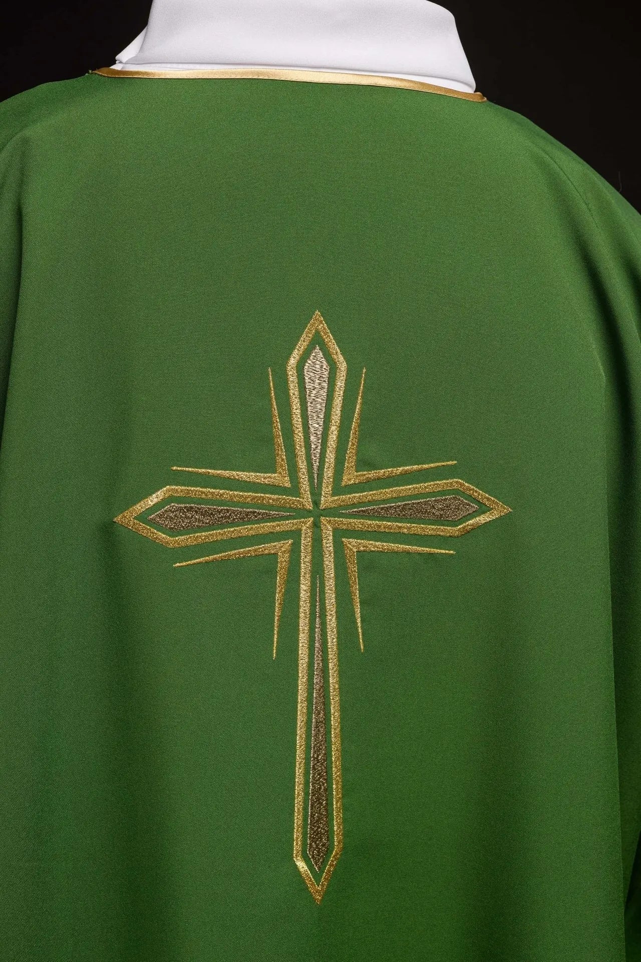 Dalmatique verte avec croix dorée brodée