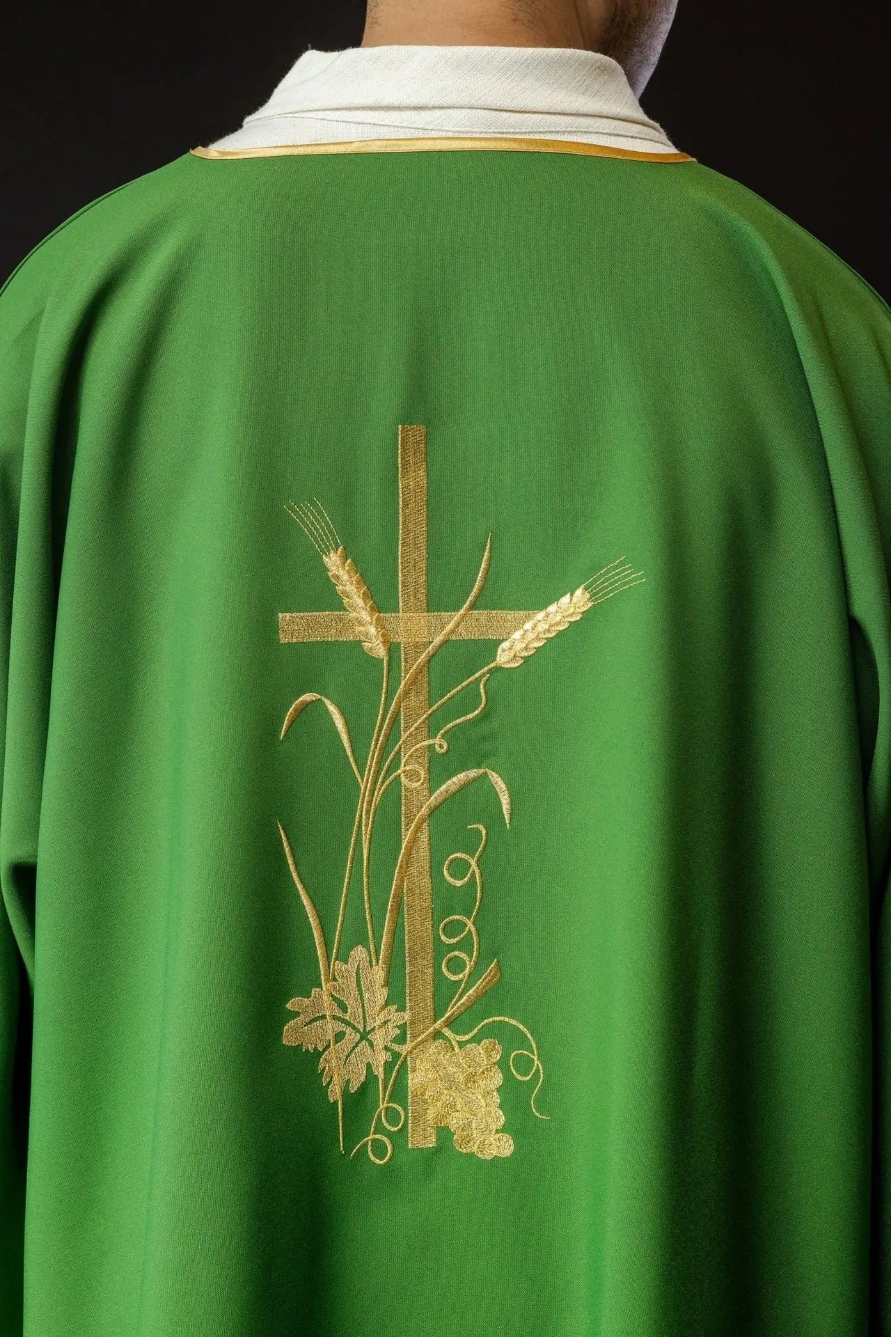 Dalmatiques vertes avec broderie de croix Pax dorée