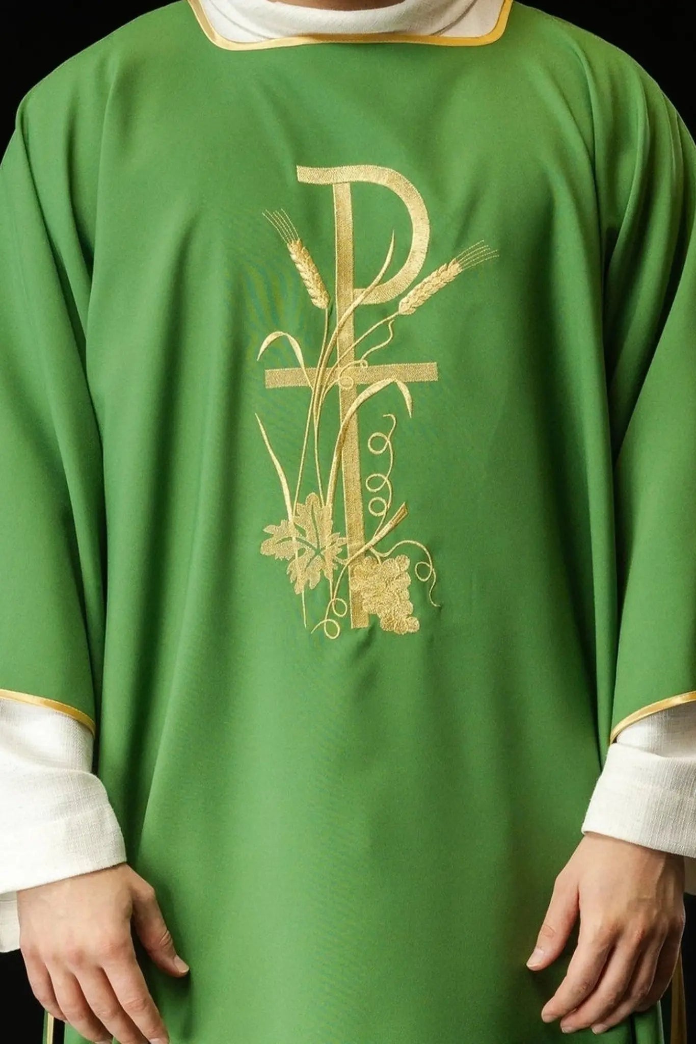 Dalmatiques vertes avec broderie de croix Pax dorée