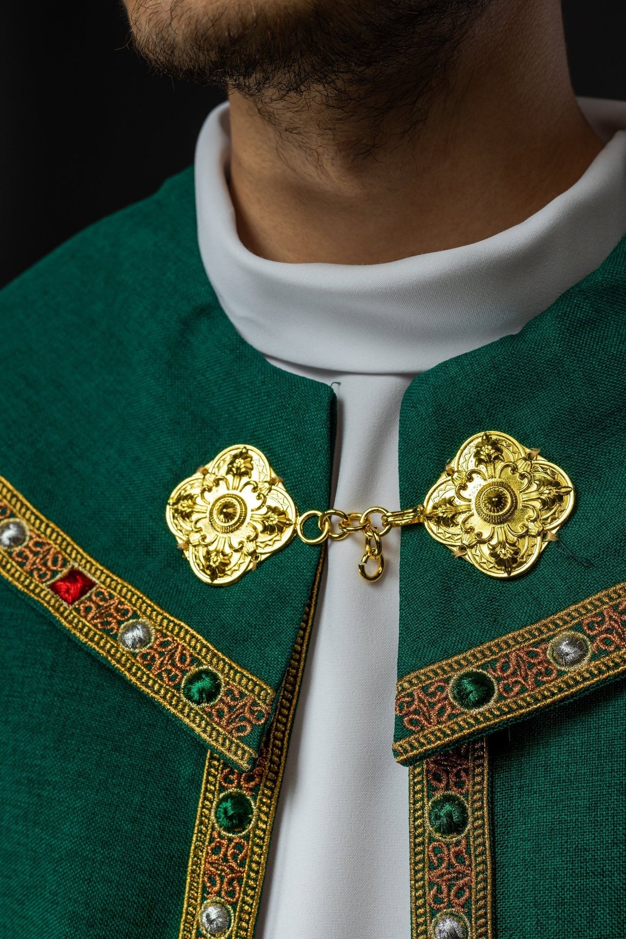 Zielona kapa liturgiczna z złotym IHS