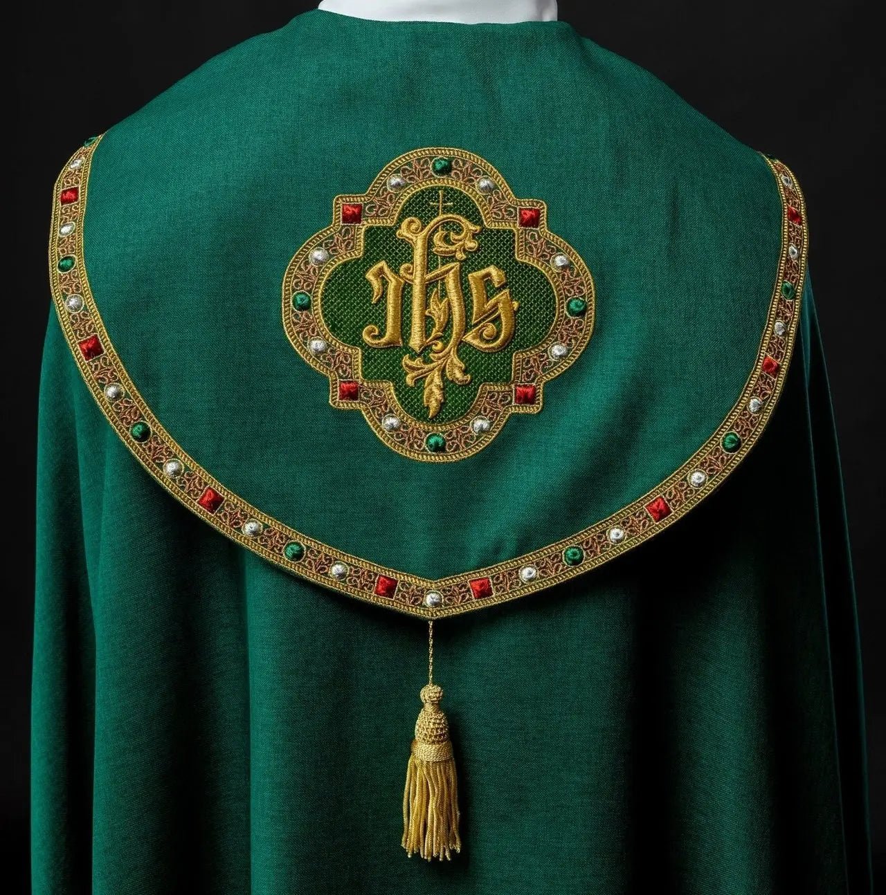 Cape liturgique verte avec IHS doré