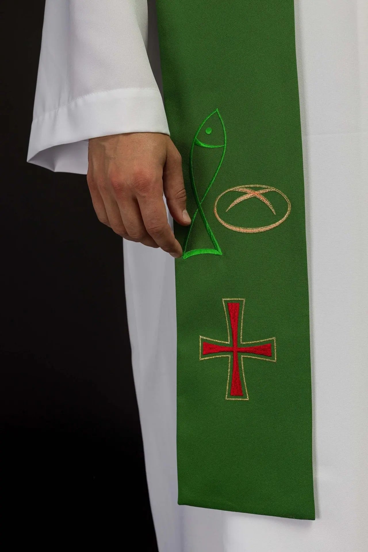 Étola de prêtre verte brodée avec motif Poisson Pain Croix