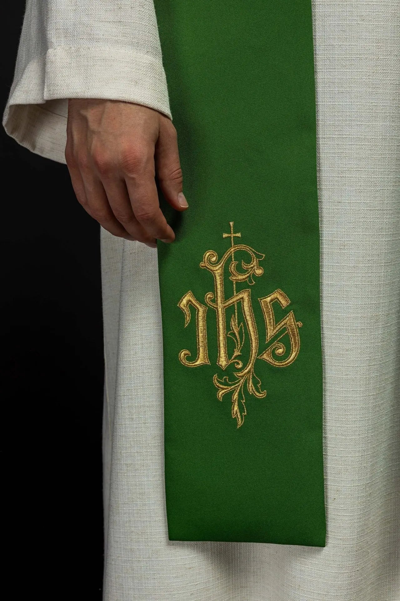 Étola verte avec broderie IHS
