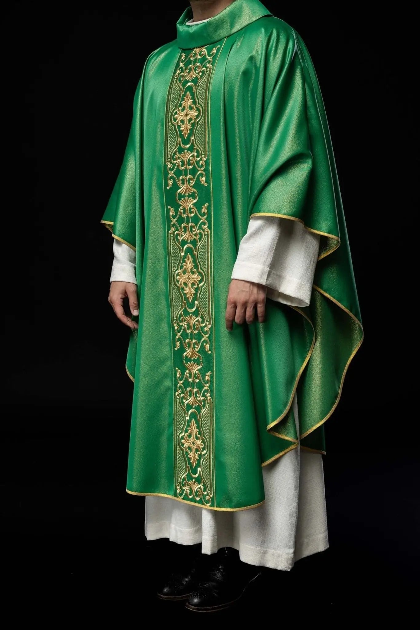 Chasuble verte richement brodée lustre