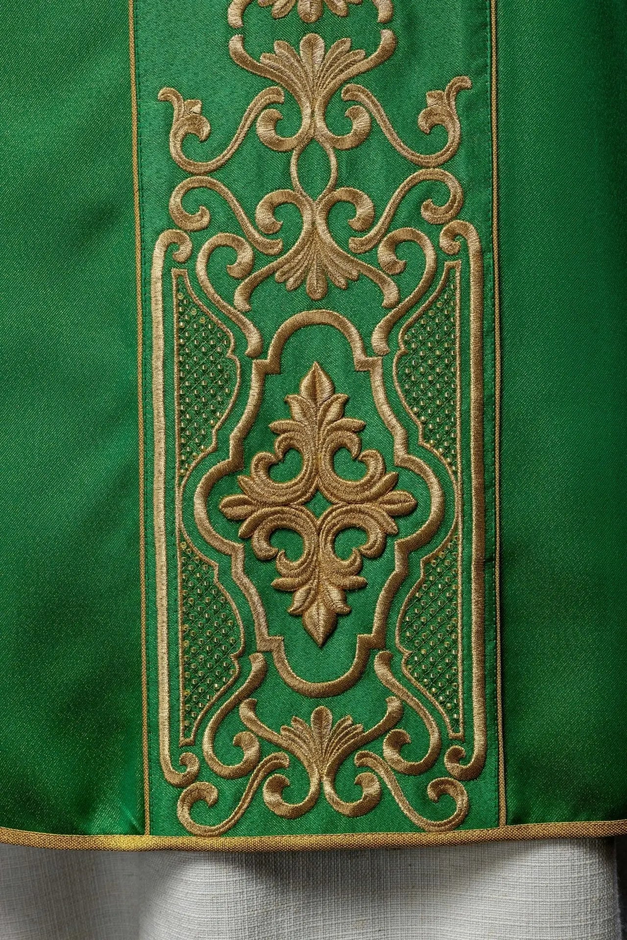 Chasuble verte richement brodée lustre