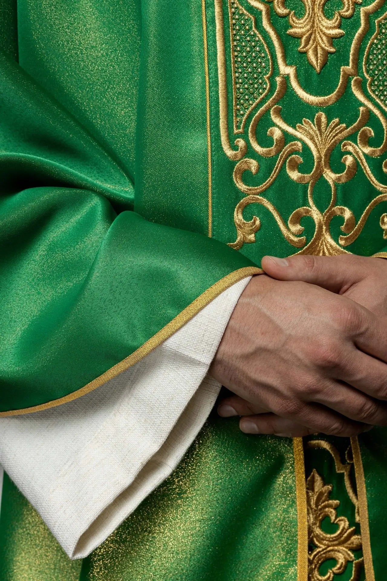 Chasuble verte richement brodée lustre