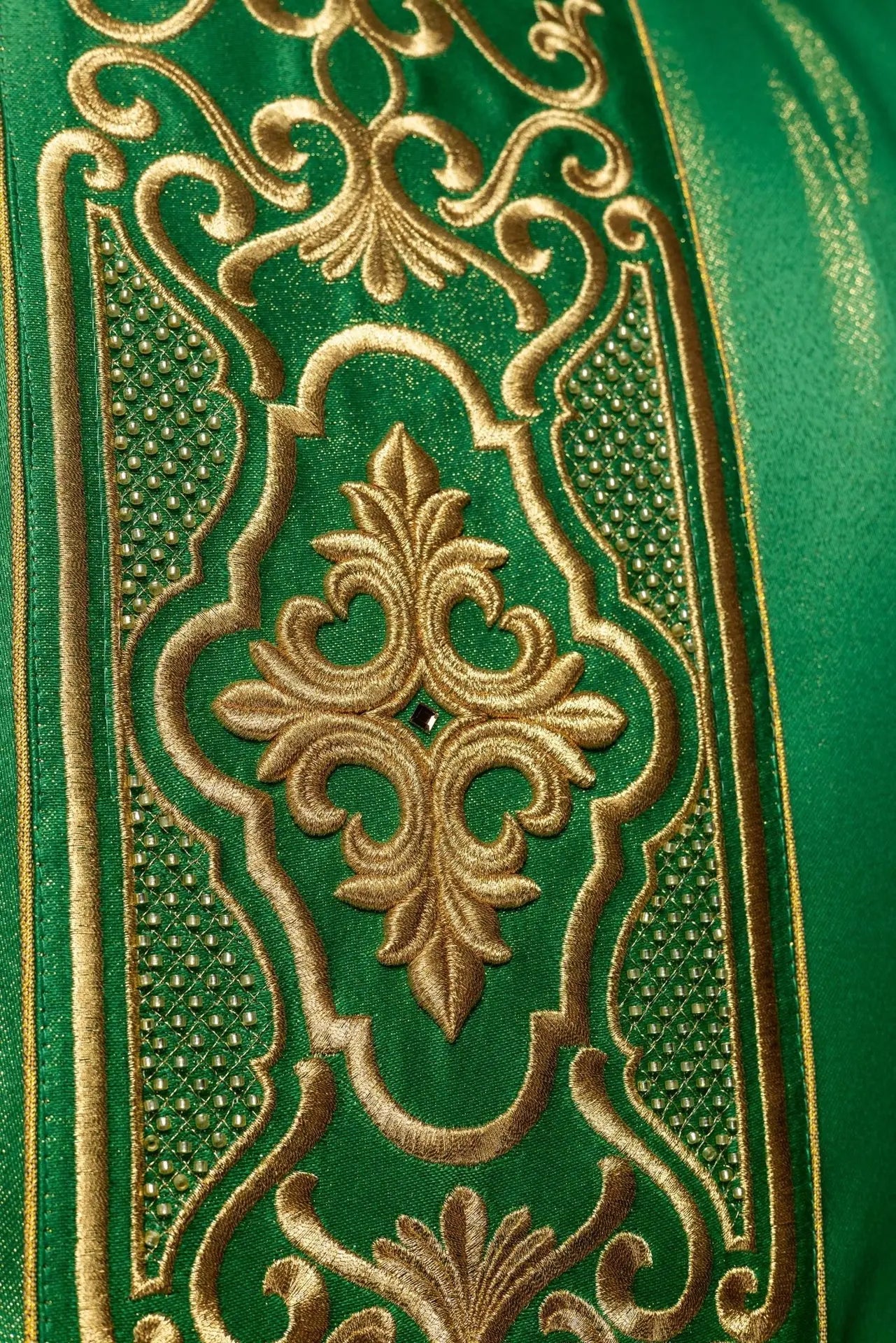 Chasuble verte richement brodée lustre