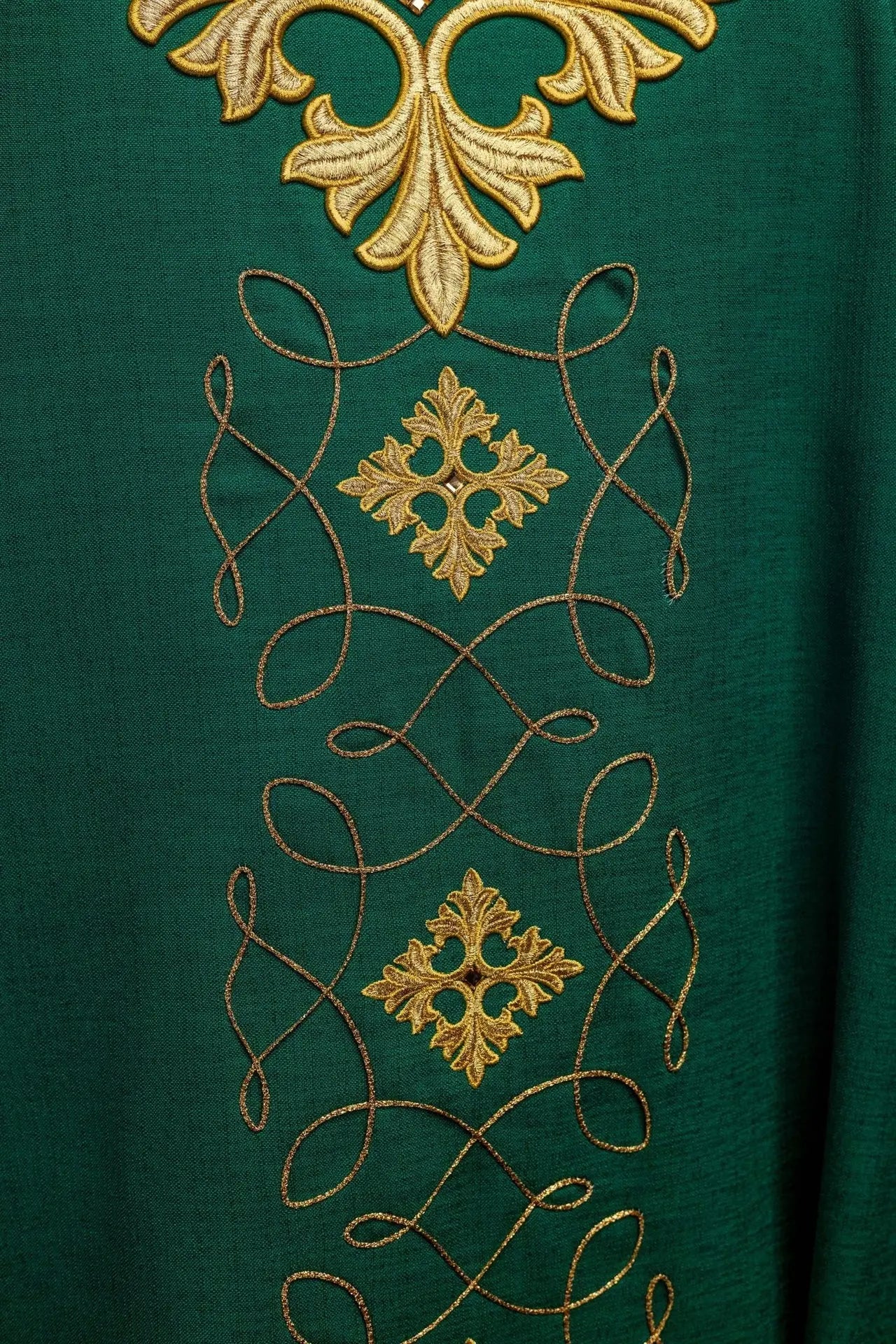 Chasuble verte richement brodée de fil et de pierres