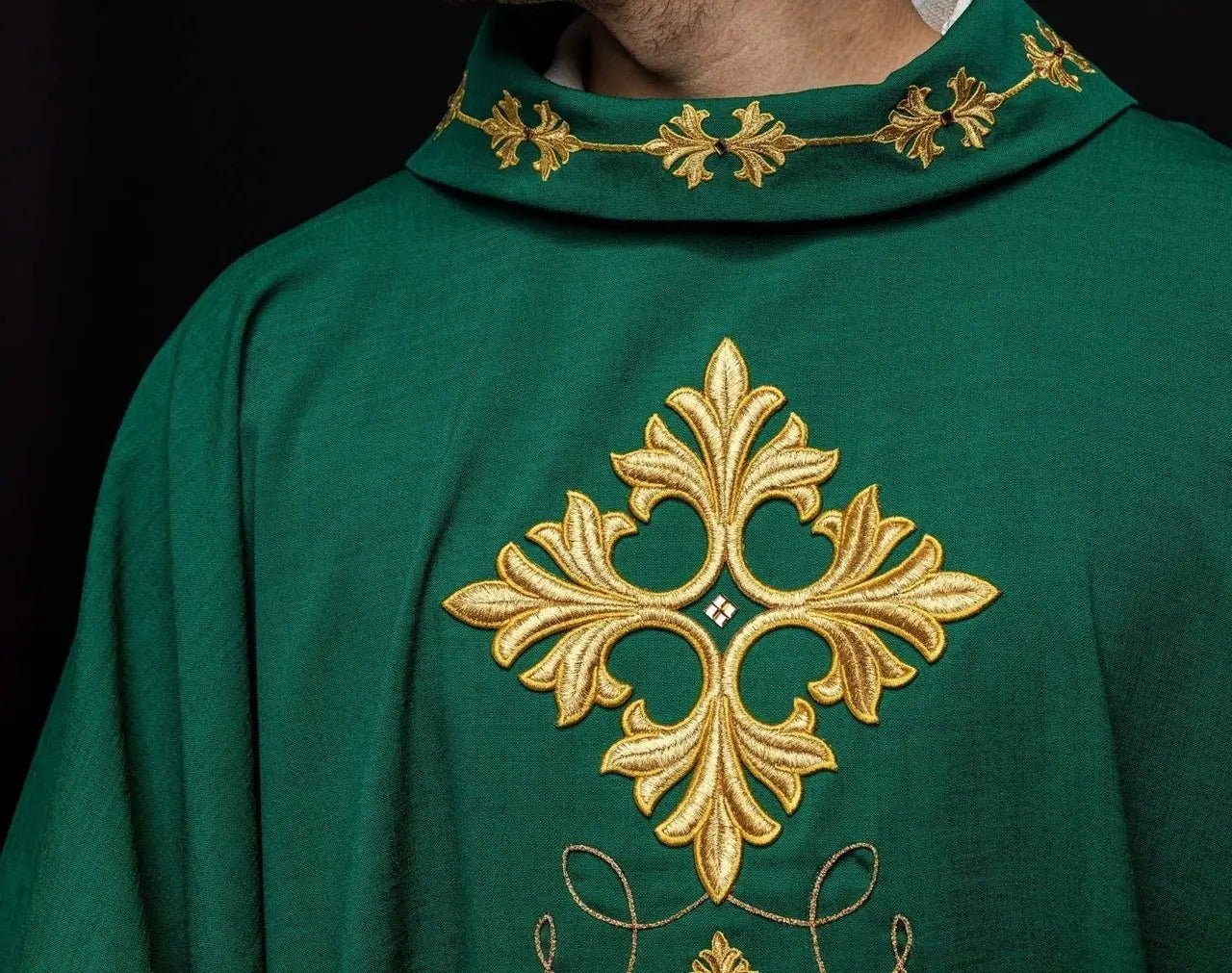 Chasuble verte richement brodée de fil et de pierres