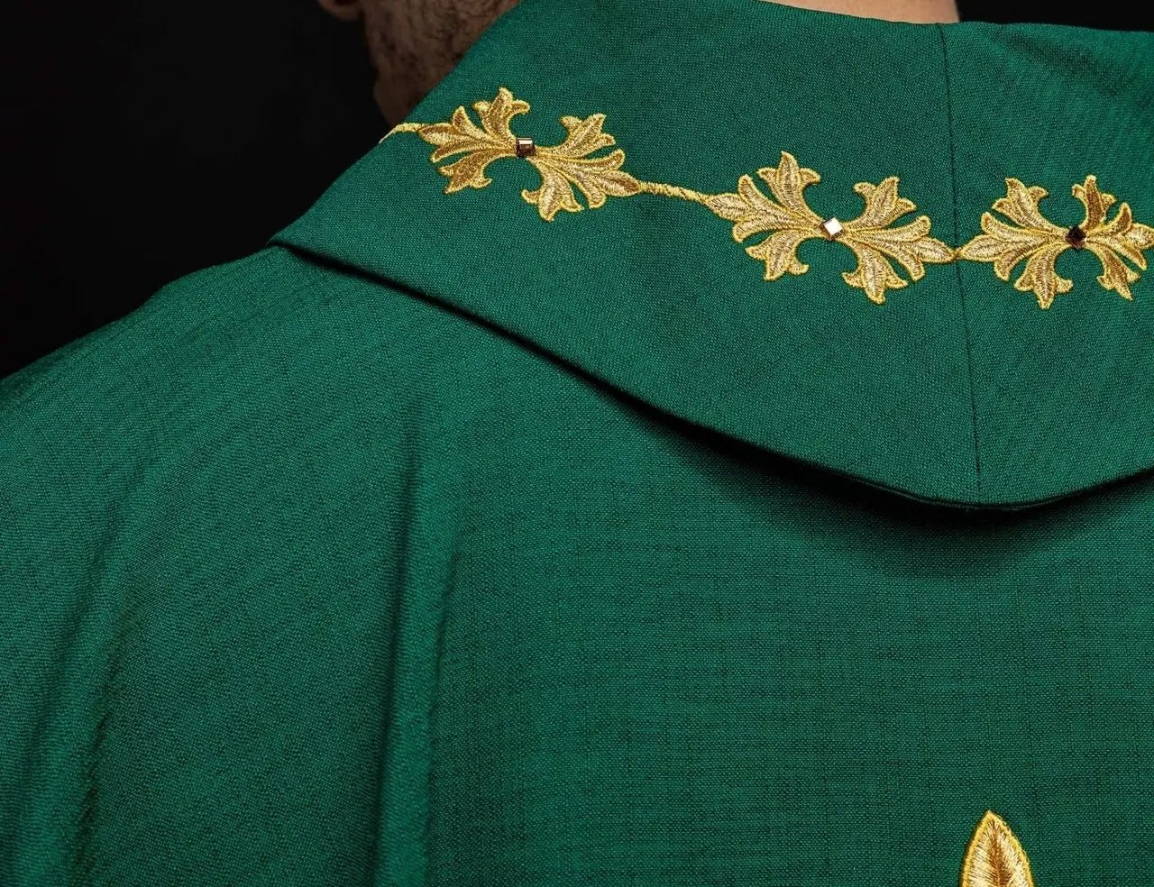 Chasuble verte richement brodée de fil et de pierres