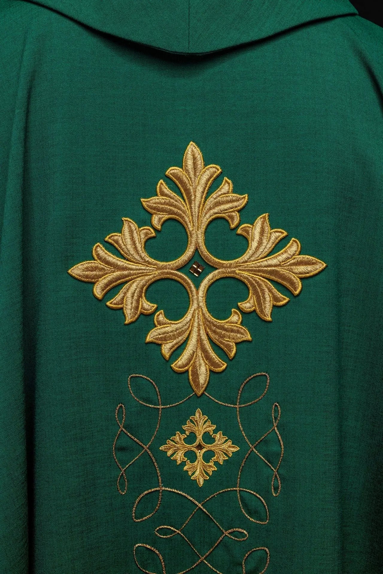 Chasuble verte richement brodée de fil et de pierres