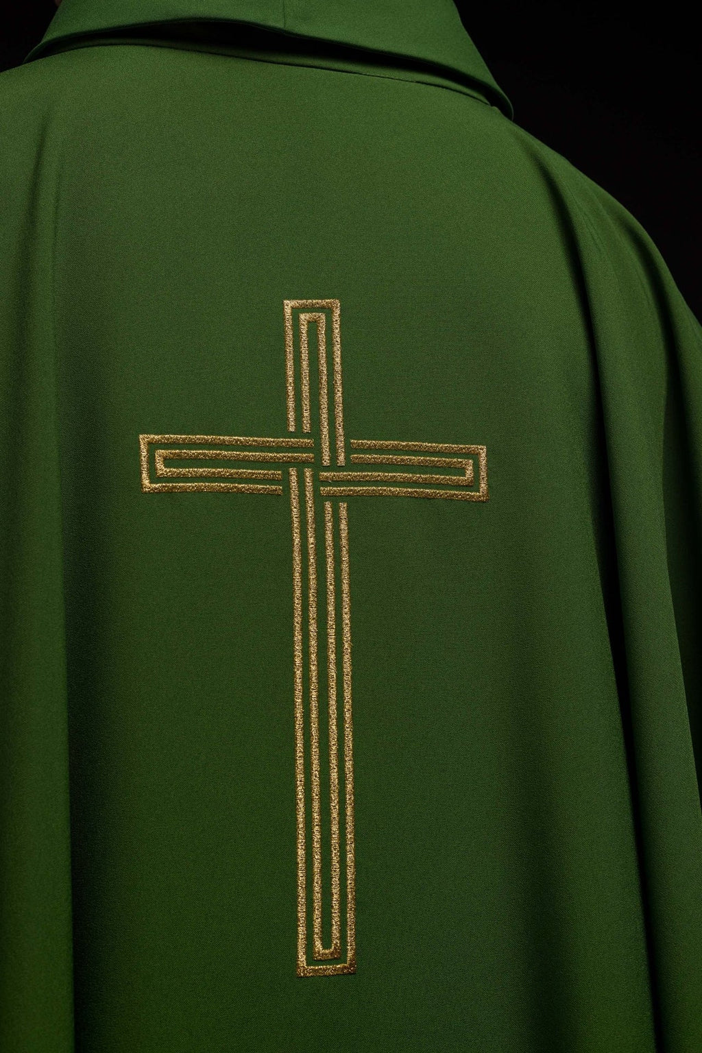 Zielony ornat haftowany z Krzyżem