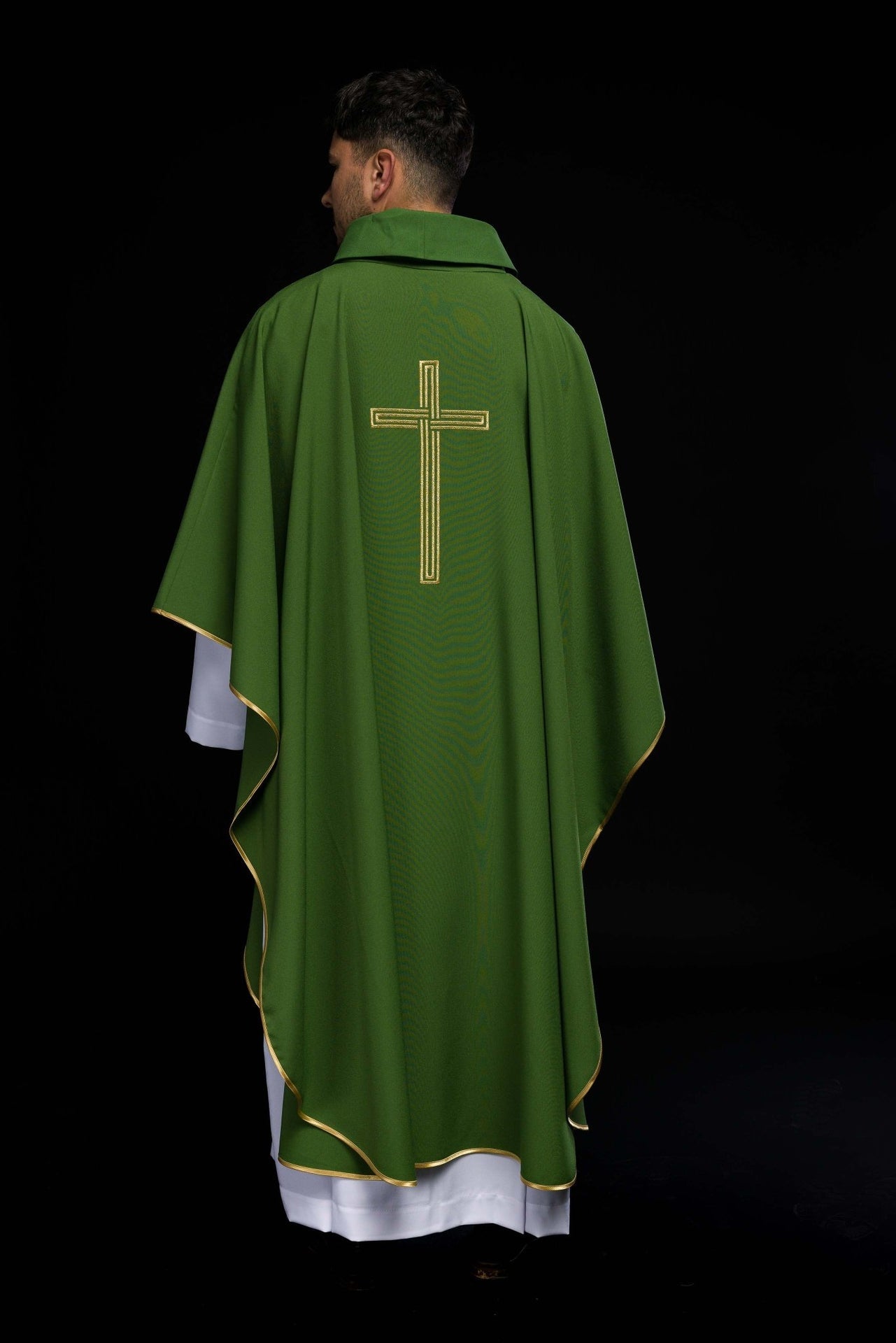 Zielony ornat haftowany z Krzyżem