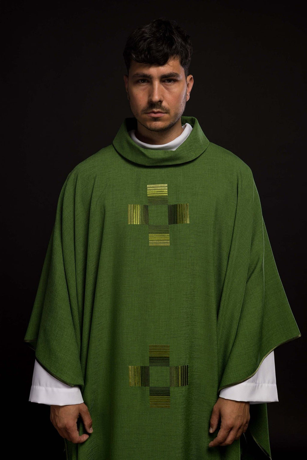 Zielony ornat haftowanymi krzyżami