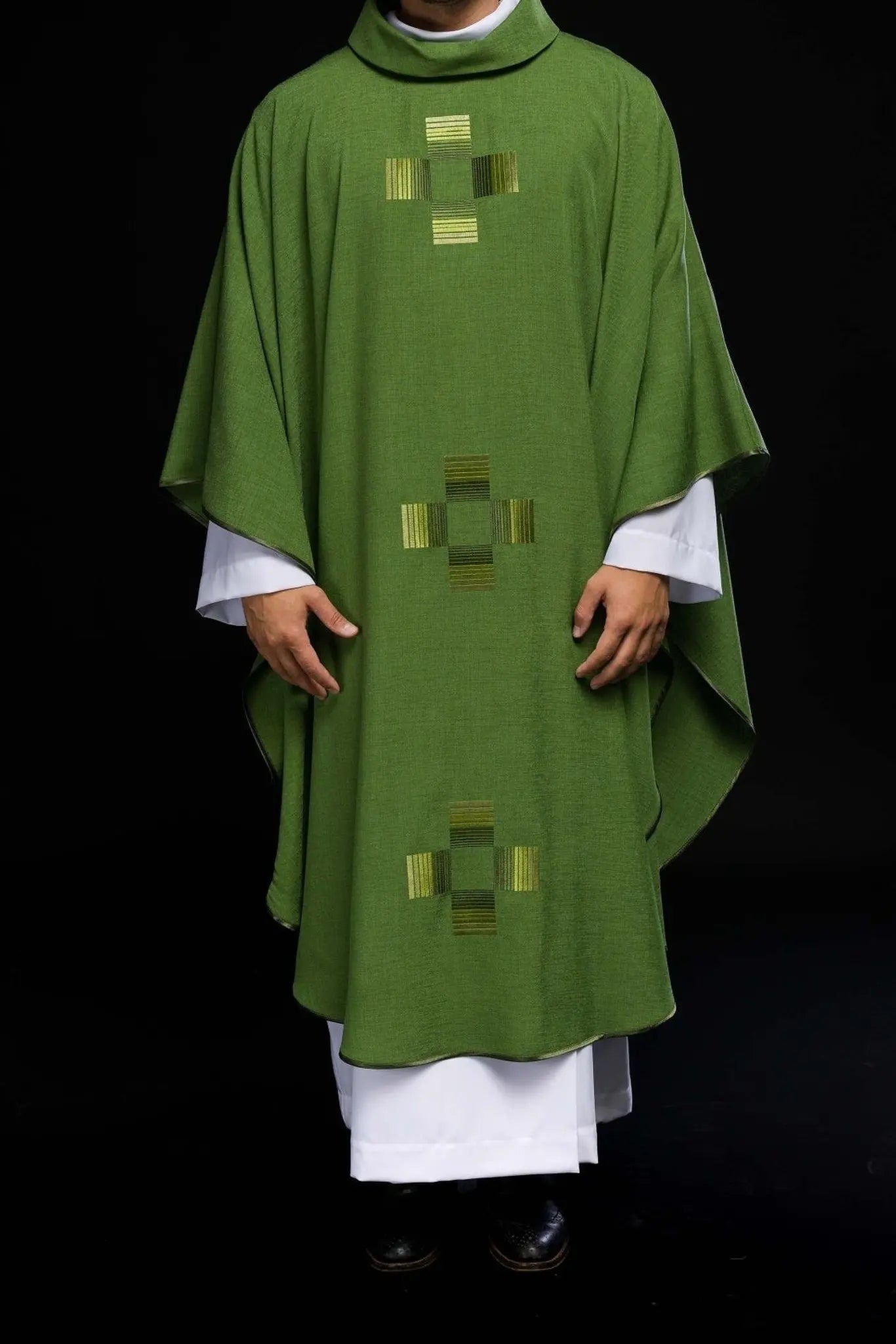 Chasuble verte avec croix brodées