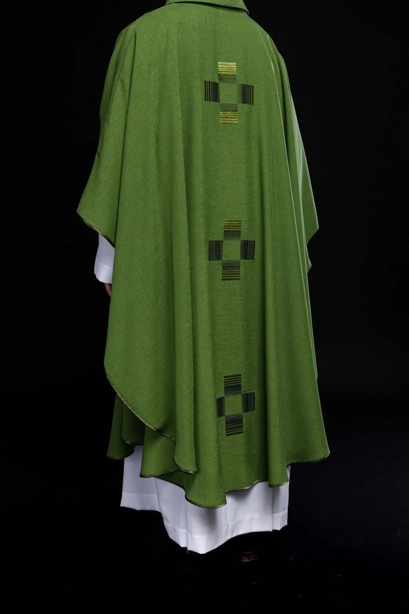 Chasuble verte avec croix brodées