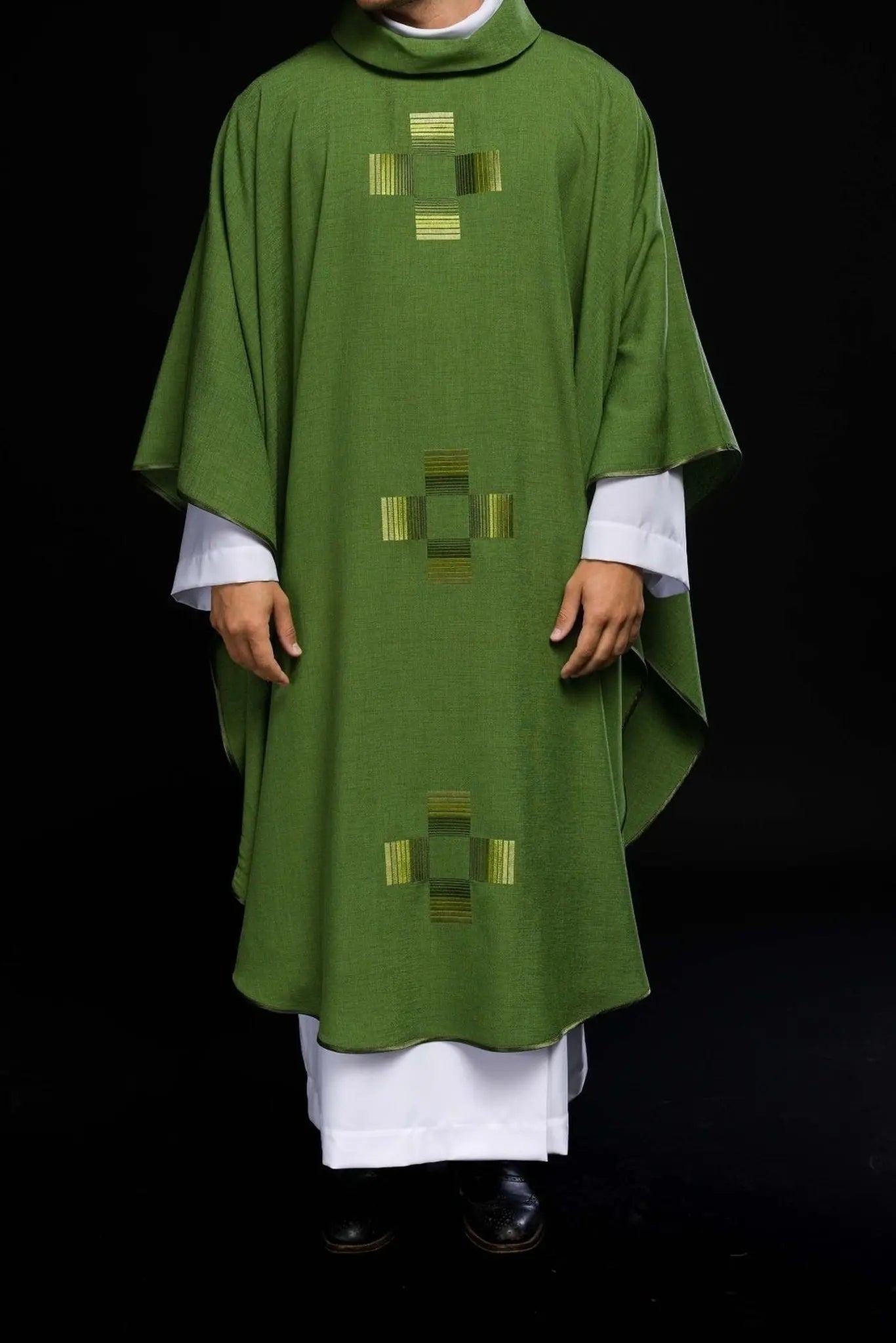 Chasuble verte avec croix brodées