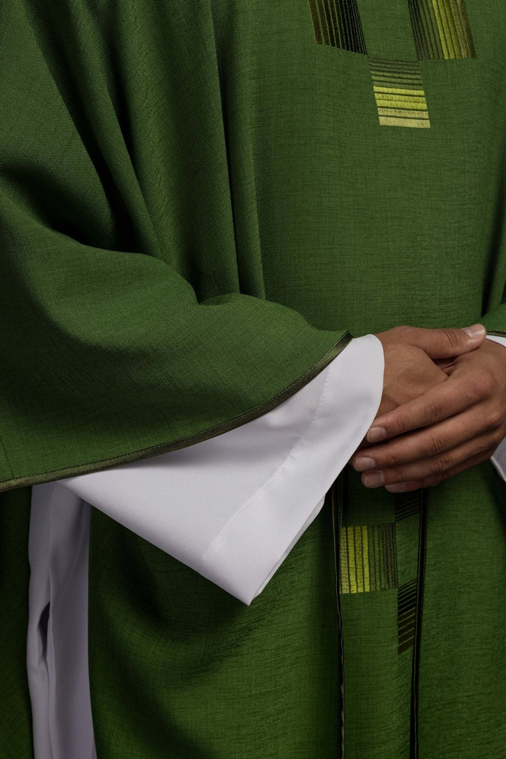 Zielony ornat haftowanymi krzyżami